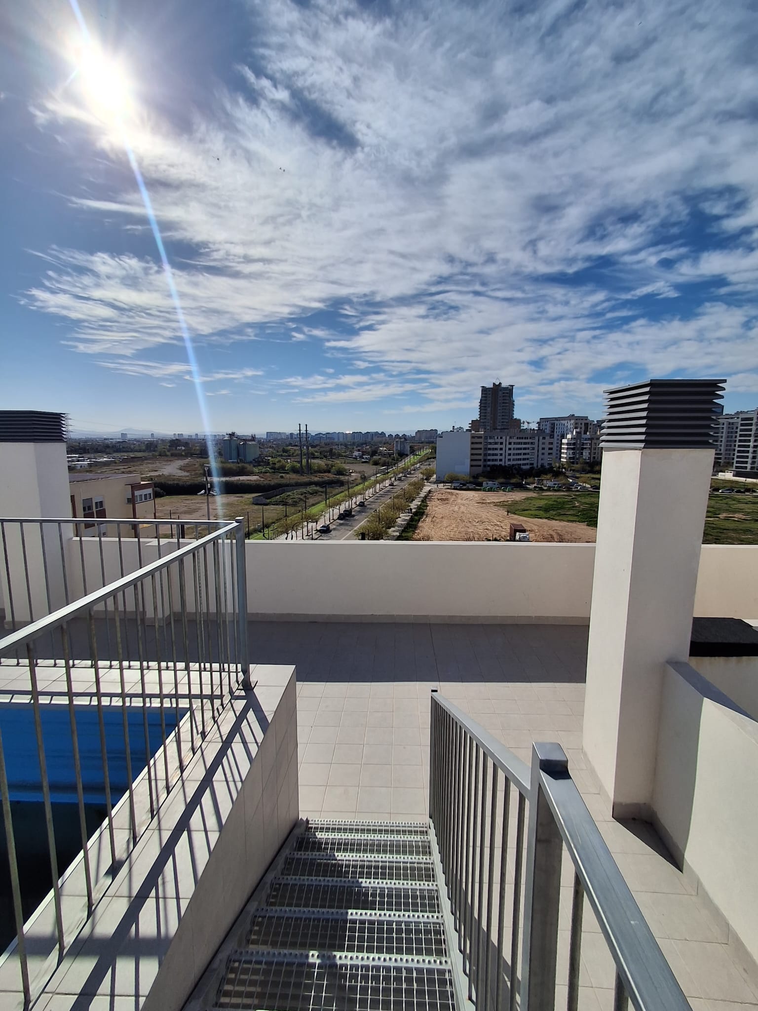 Ático con una gran terraza de dos habitaciones y dos baños. València. 