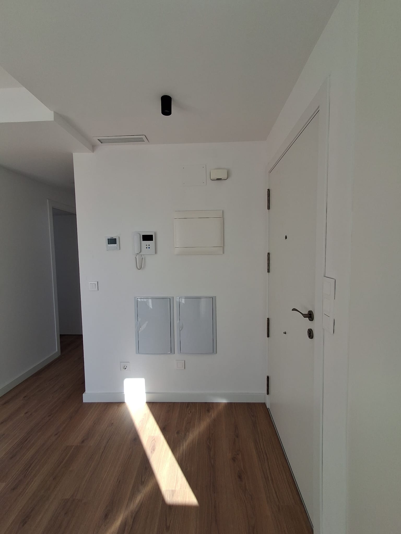 Ático con una gran terraza de dos habitaciones y dos baños. València. 