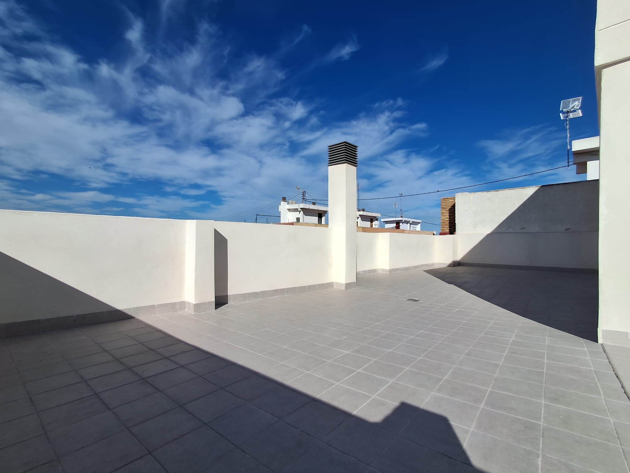 Ático con una gran terraza de dos habitaciones y dos baños. València. 