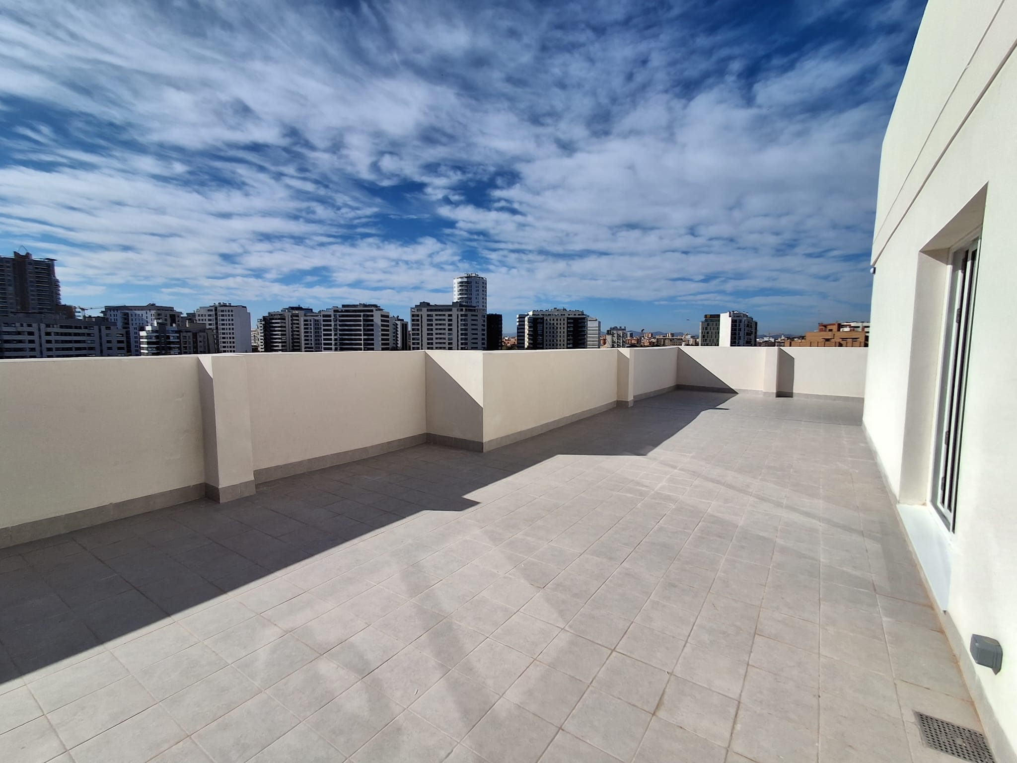 Ático con una gran terraza de dos habitaciones y dos baños. València. 