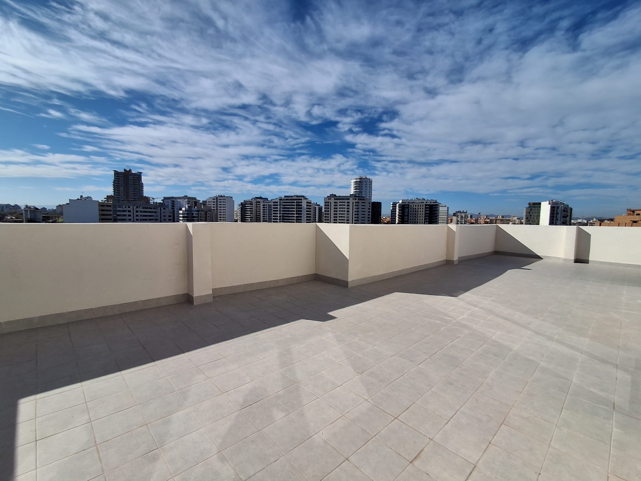 Ático con una gran terraza de dos habitaciones y dos baños. València. 