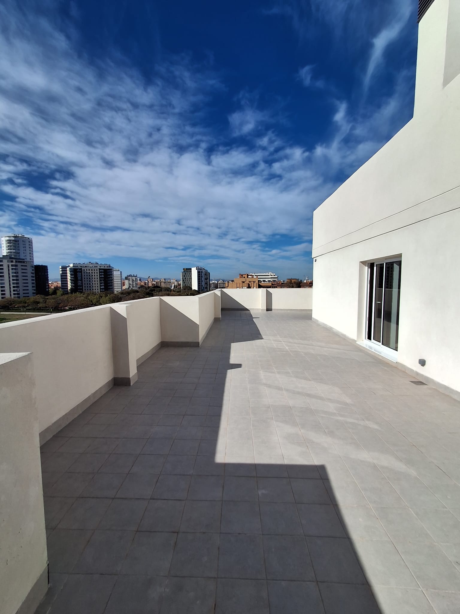 Ático con una gran terraza de dos habitaciones y dos baños. València. 