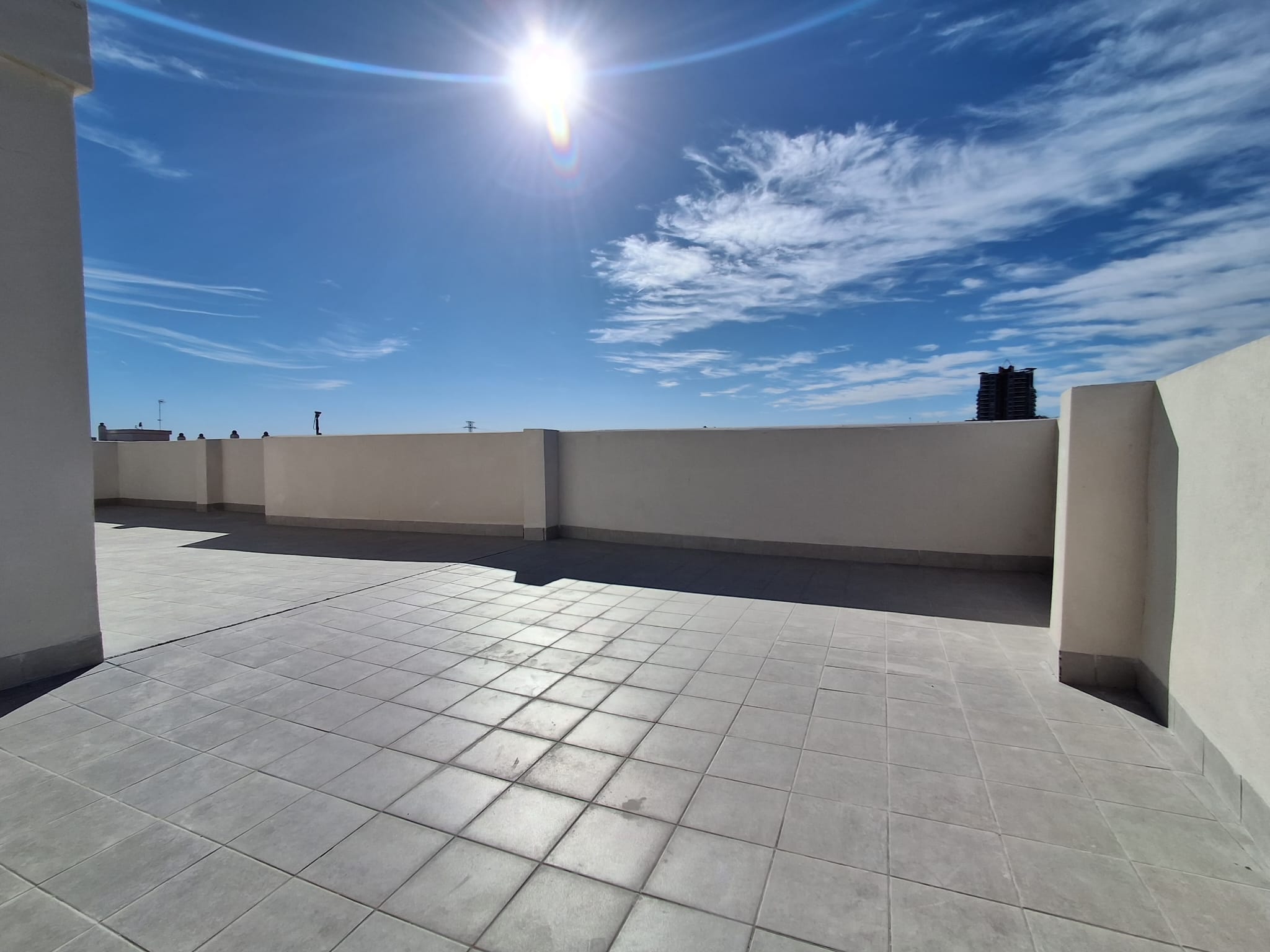 Ático con una gran terraza de dos habitaciones y dos baños. València. 