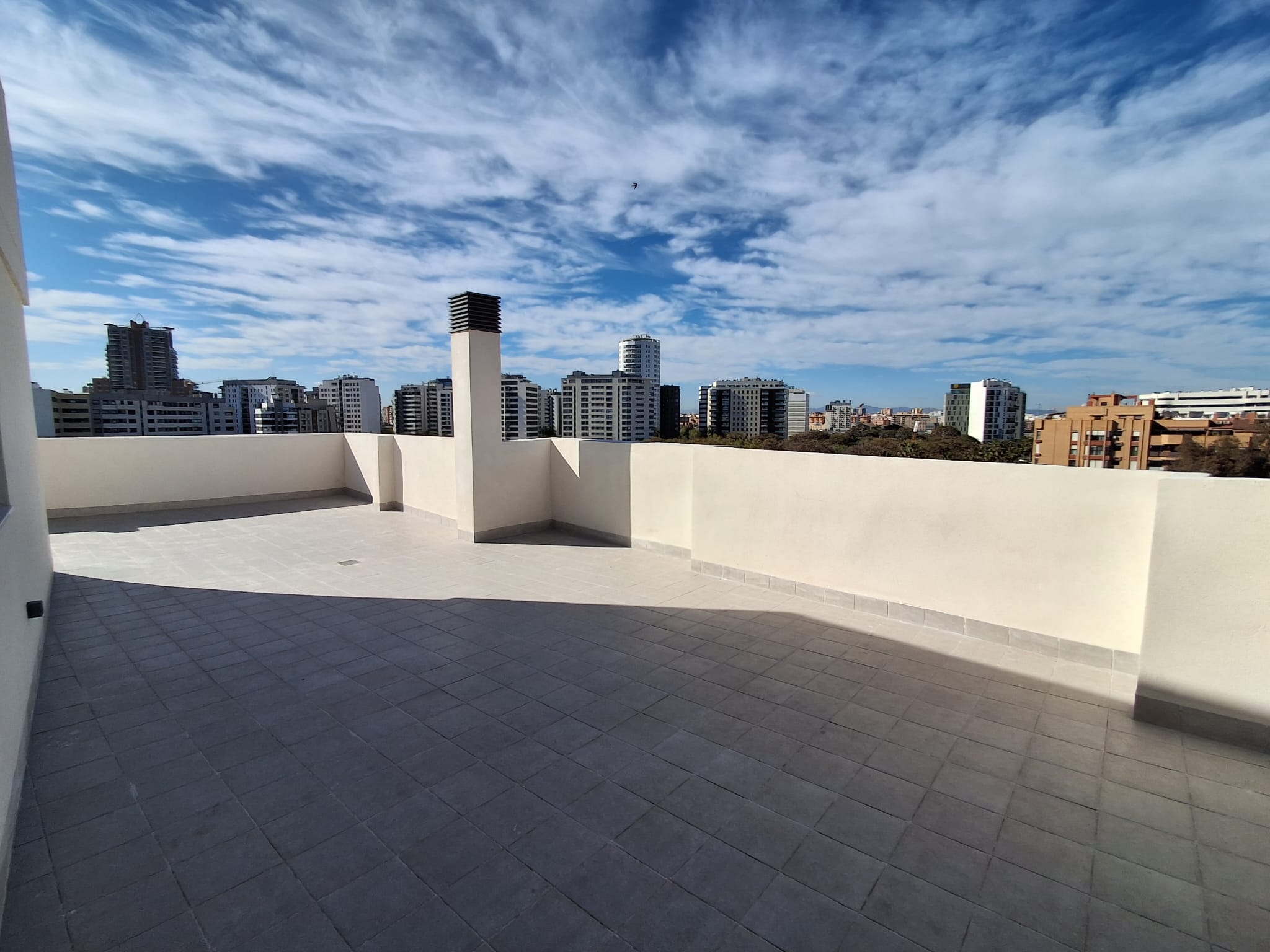Ático con una gran terraza de dos habitaciones y dos baños. València. 