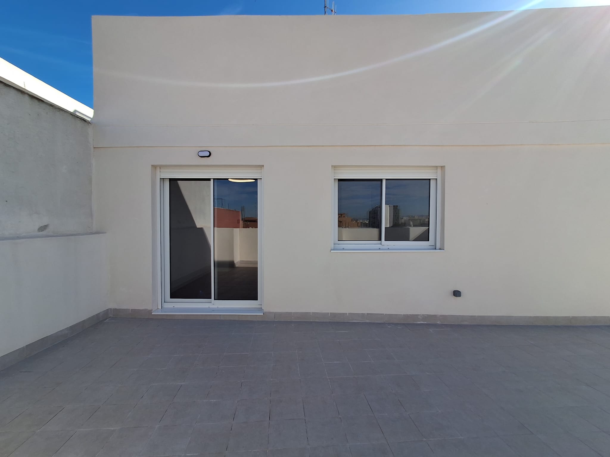 Ático con una gran terraza de dos habitaciones y dos baños. València. 