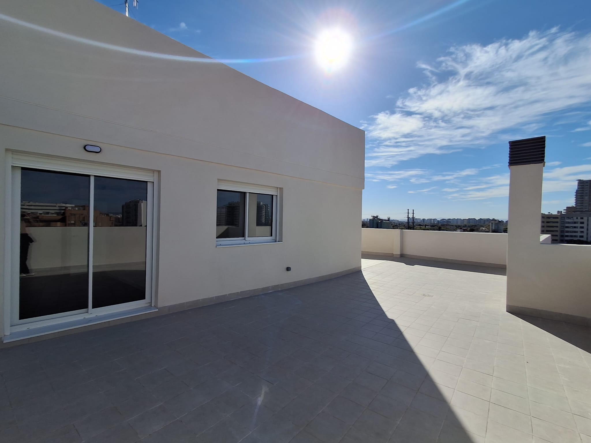 Ático con una gran terraza de dos habitaciones y dos baños. València. 