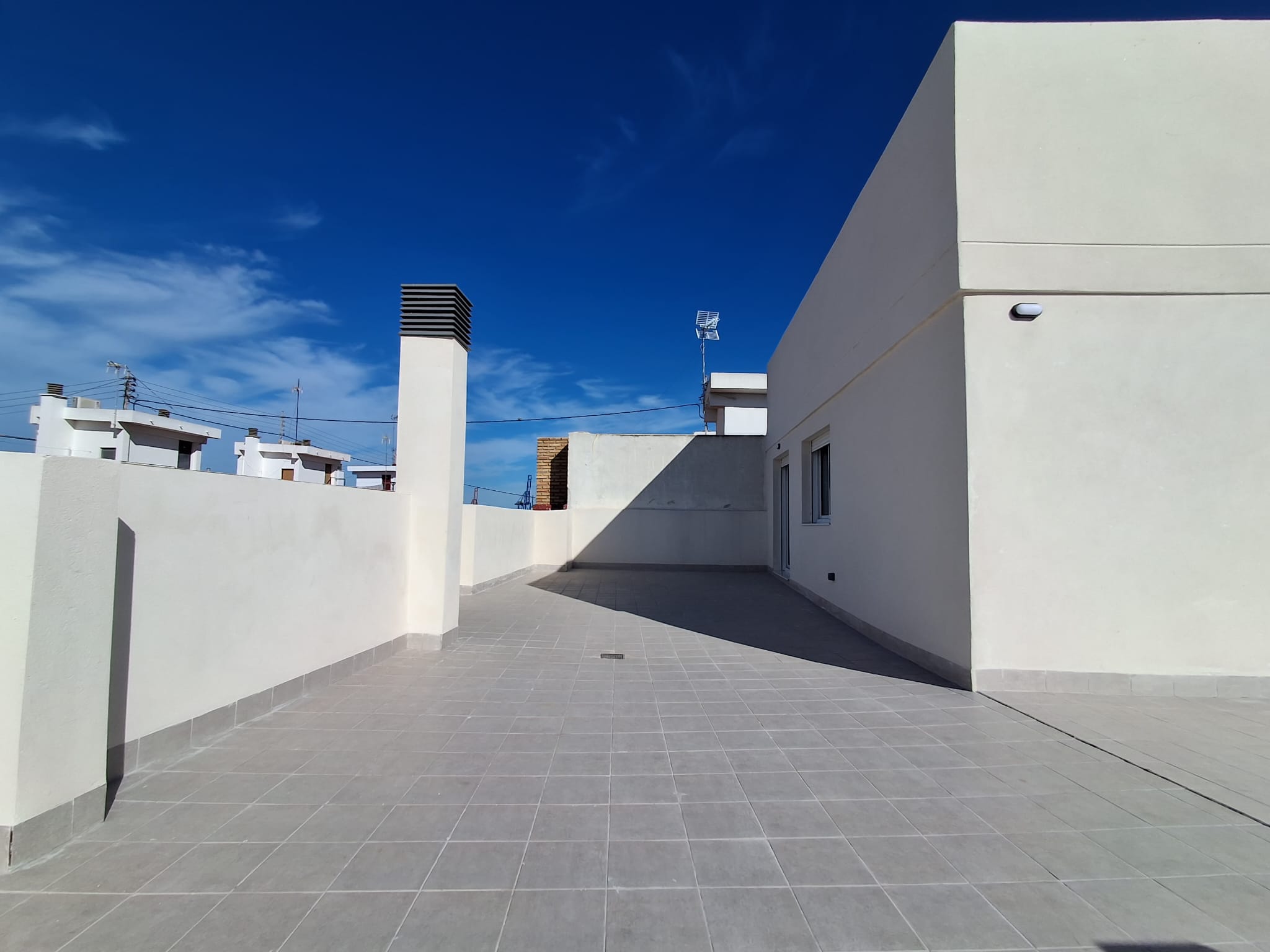 Ático con una gran terraza de dos habitaciones y dos baños. València. 