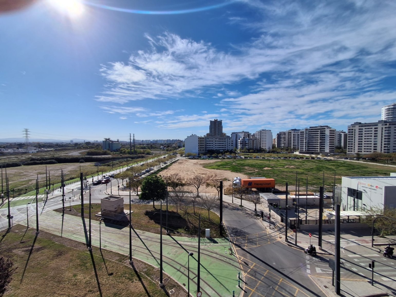 Ático con una gran terraza de dos habitaciones y dos baños. València. 