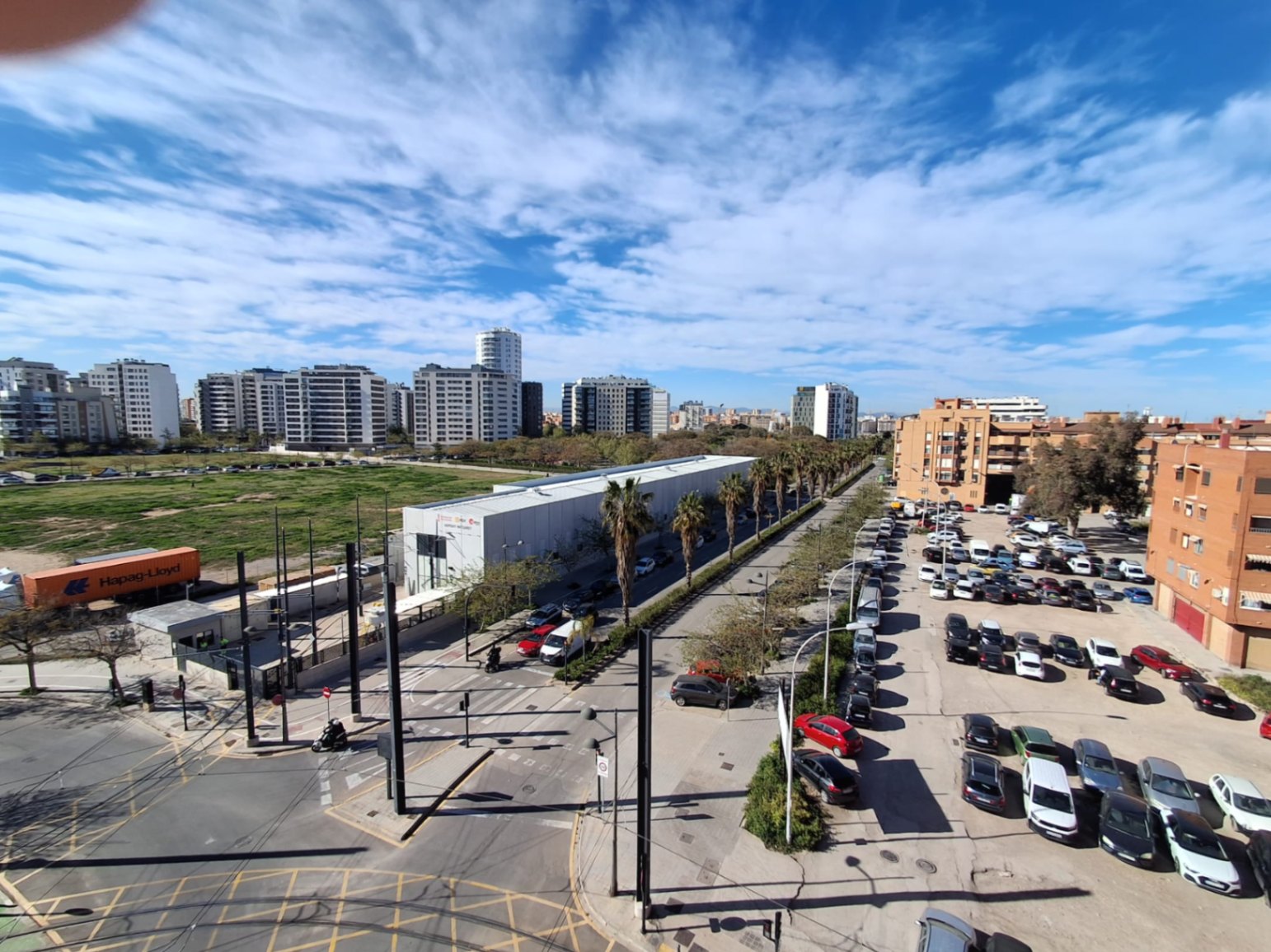 Ático con una gran terraza de dos habitaciones y dos baños. València. 