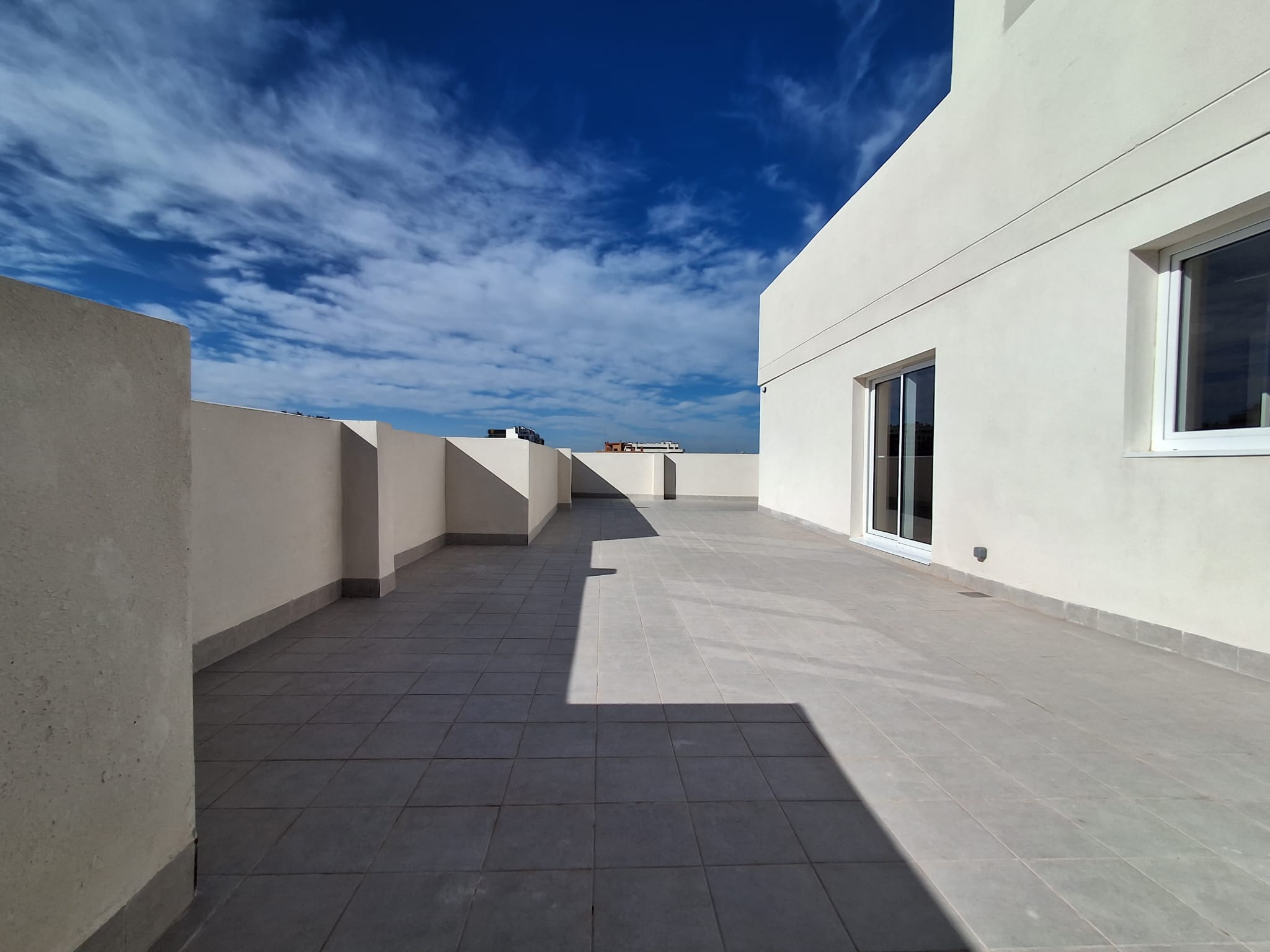 Ático con una gran terraza de dos habitaciones y dos baños. València. 