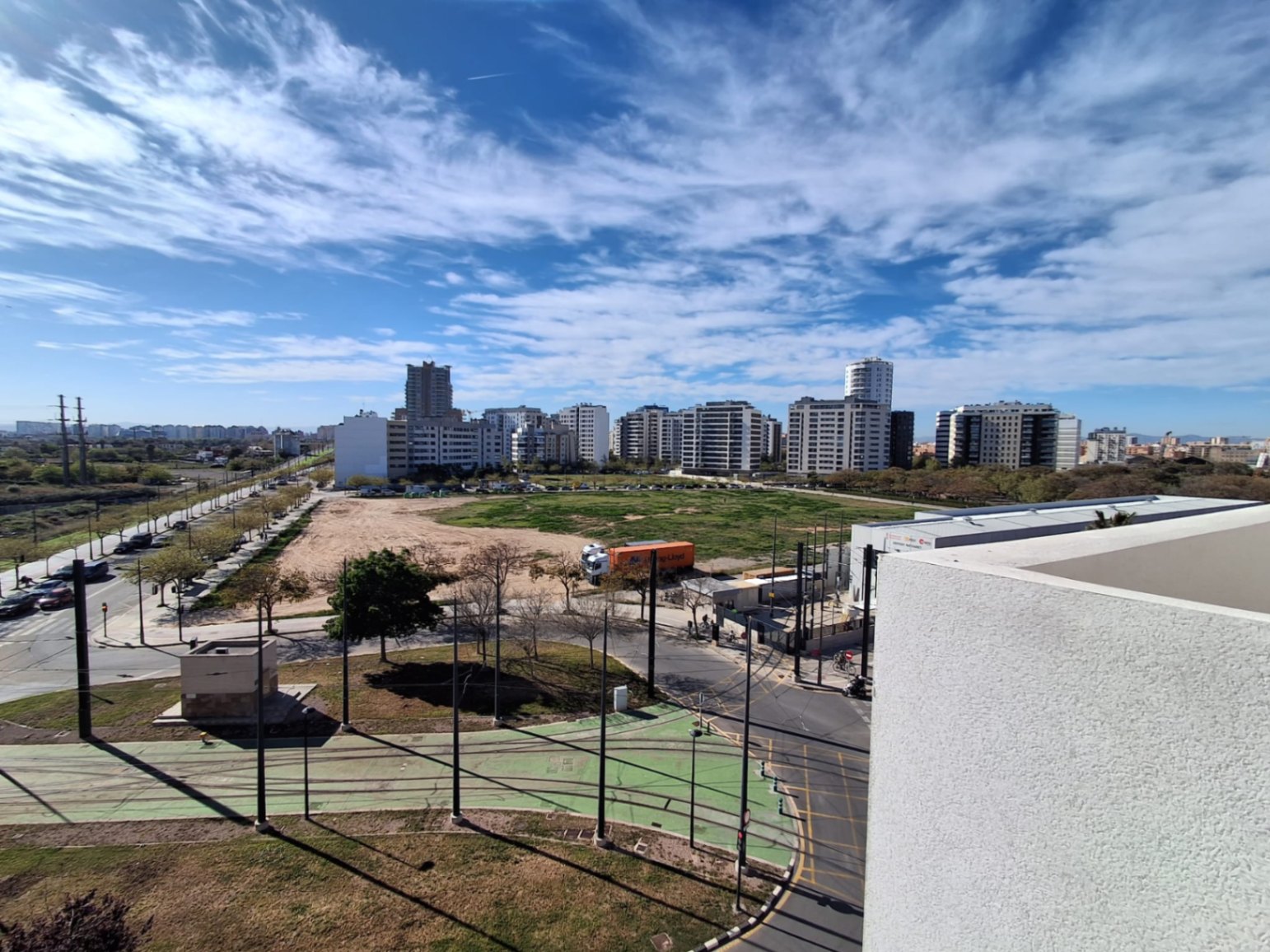 Ático con una gran terraza de dos habitaciones y dos baños. València. 