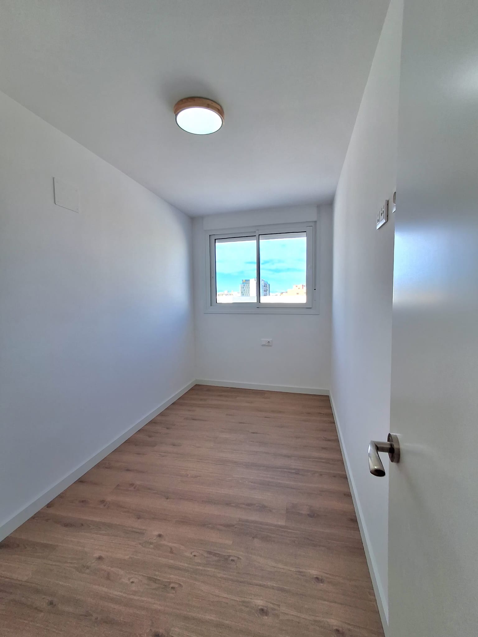 Ático con una gran terraza de dos habitaciones y dos baños. València. 