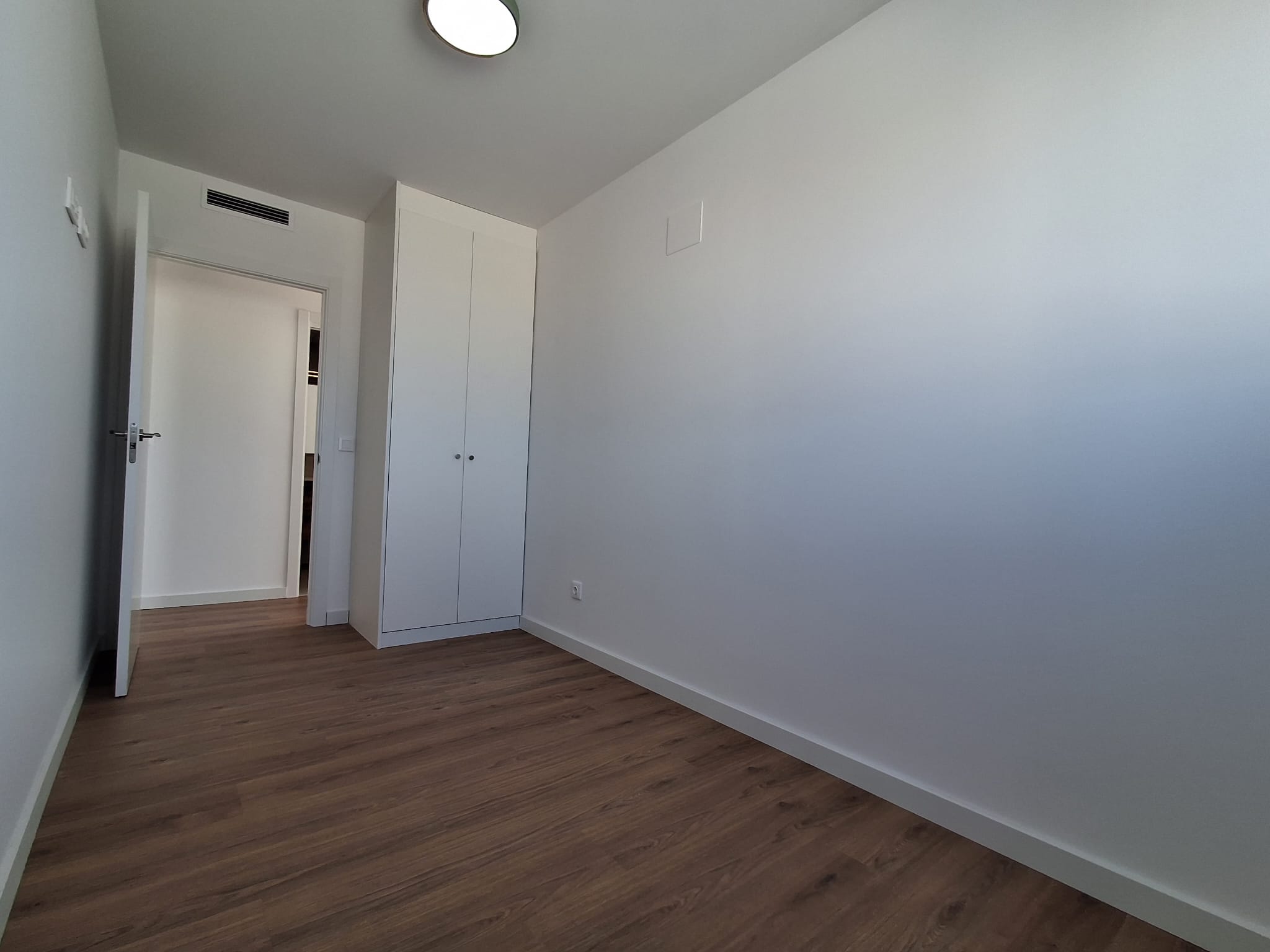 Ático con una gran terraza de dos habitaciones y dos baños. València. 