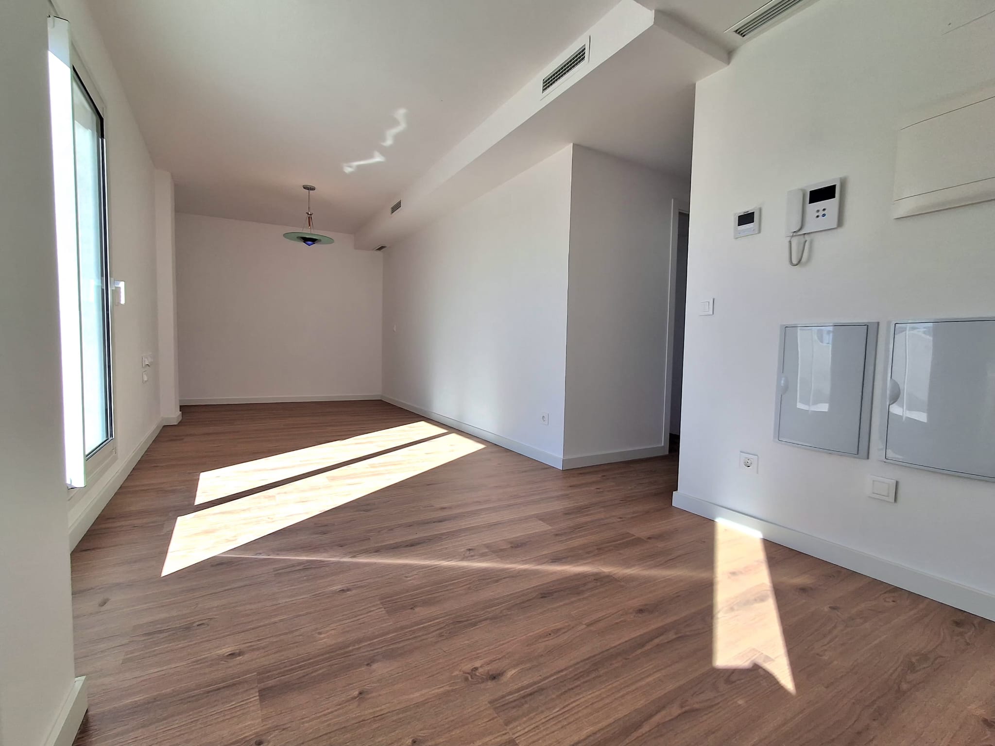 Ático con una gran terraza de dos habitaciones y dos baños. València. 