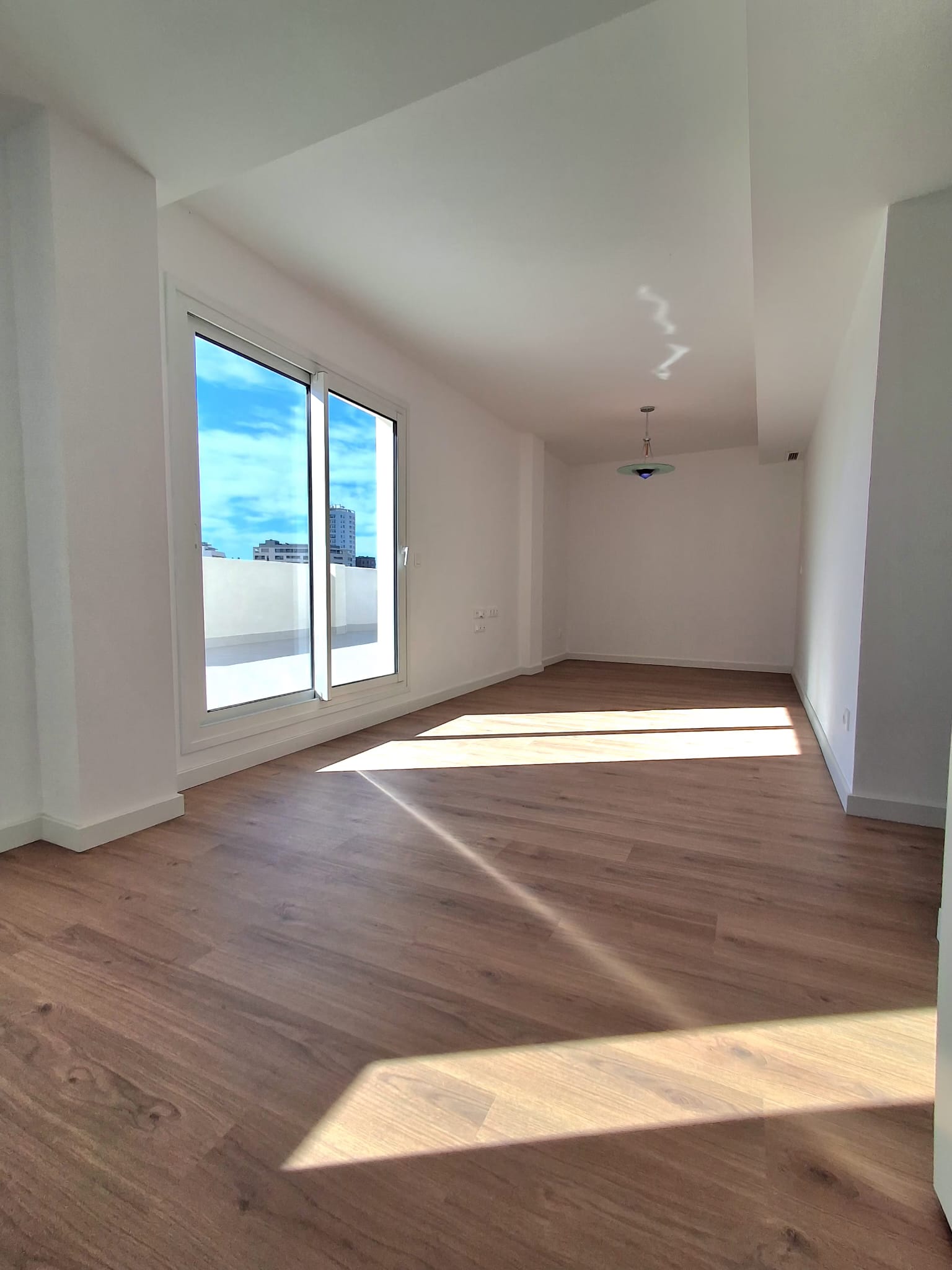 Ático con una gran terraza de dos habitaciones y dos baños. València. 