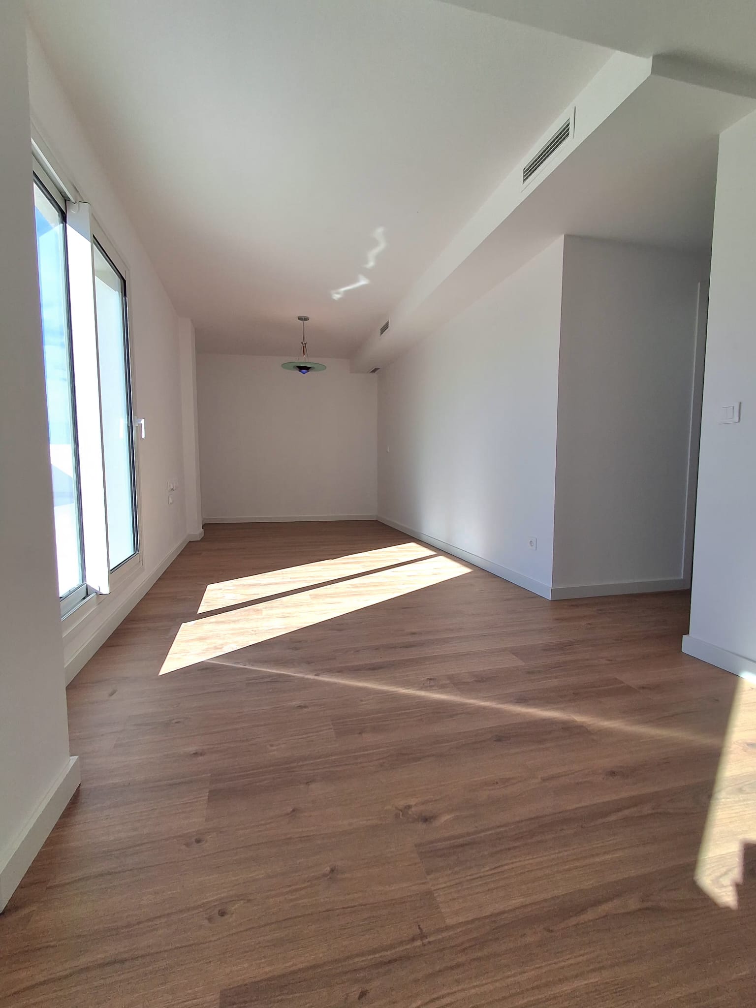 Ático con una gran terraza de dos habitaciones y dos baños. València. 