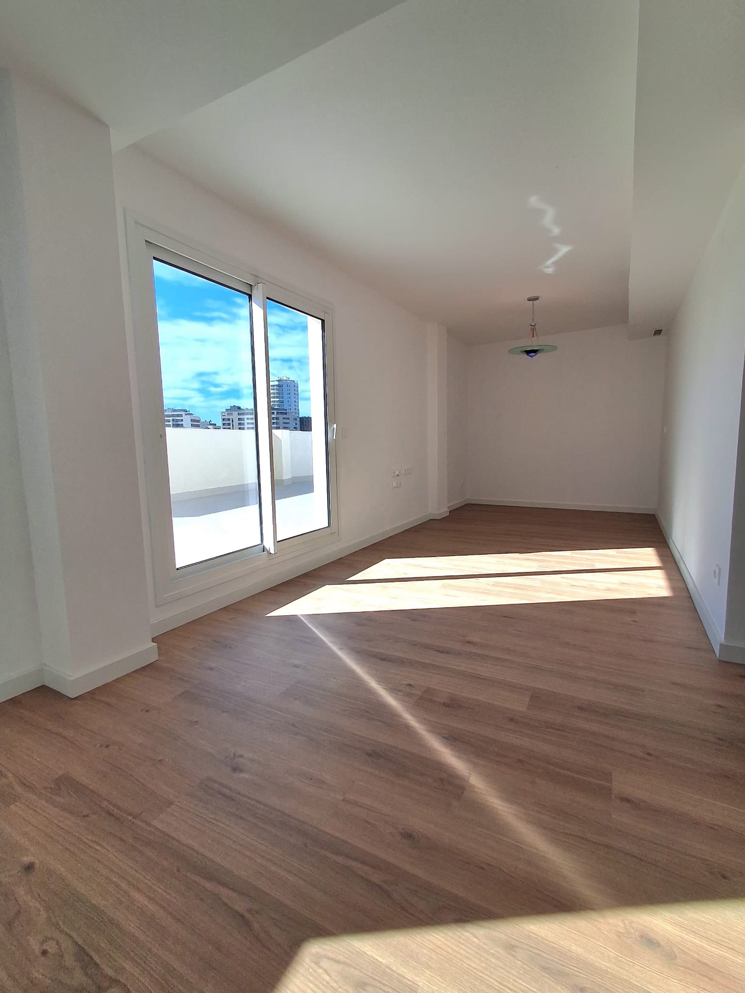 Ático con una gran terraza de dos habitaciones y dos baños. València. 