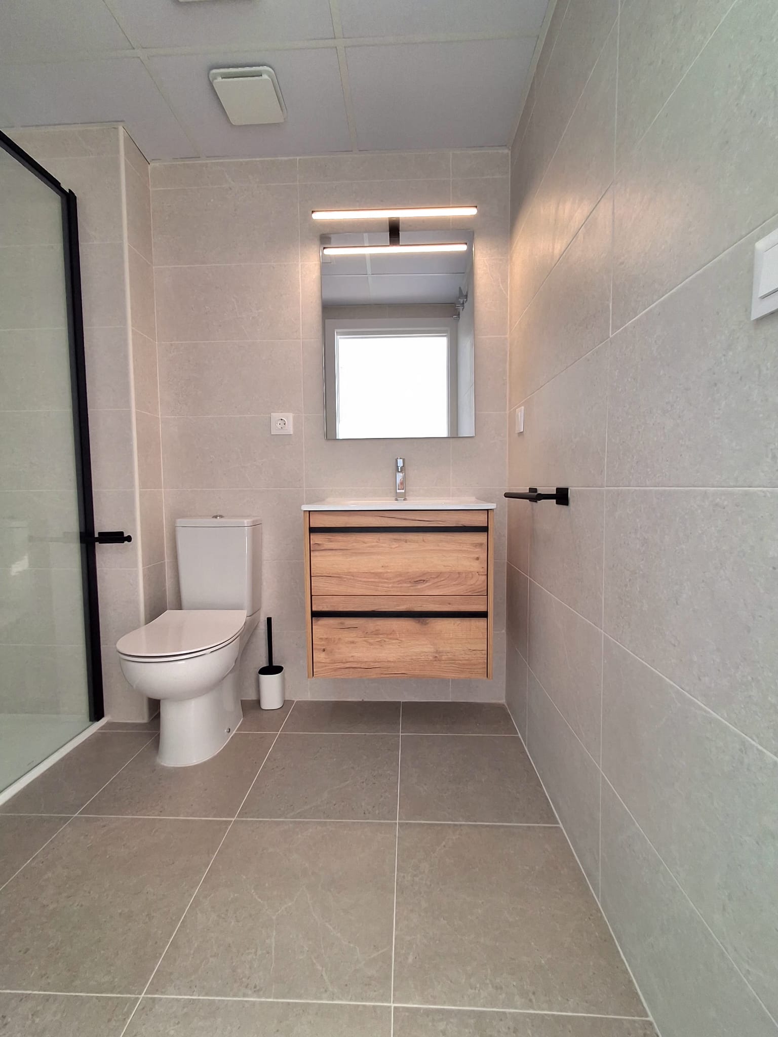Ático con una gran terraza de dos habitaciones y dos baños. València. 
