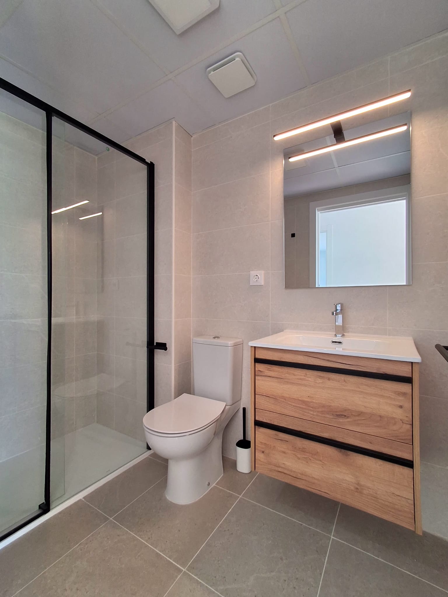 Ático con una gran terraza de dos habitaciones y dos baños. València. 