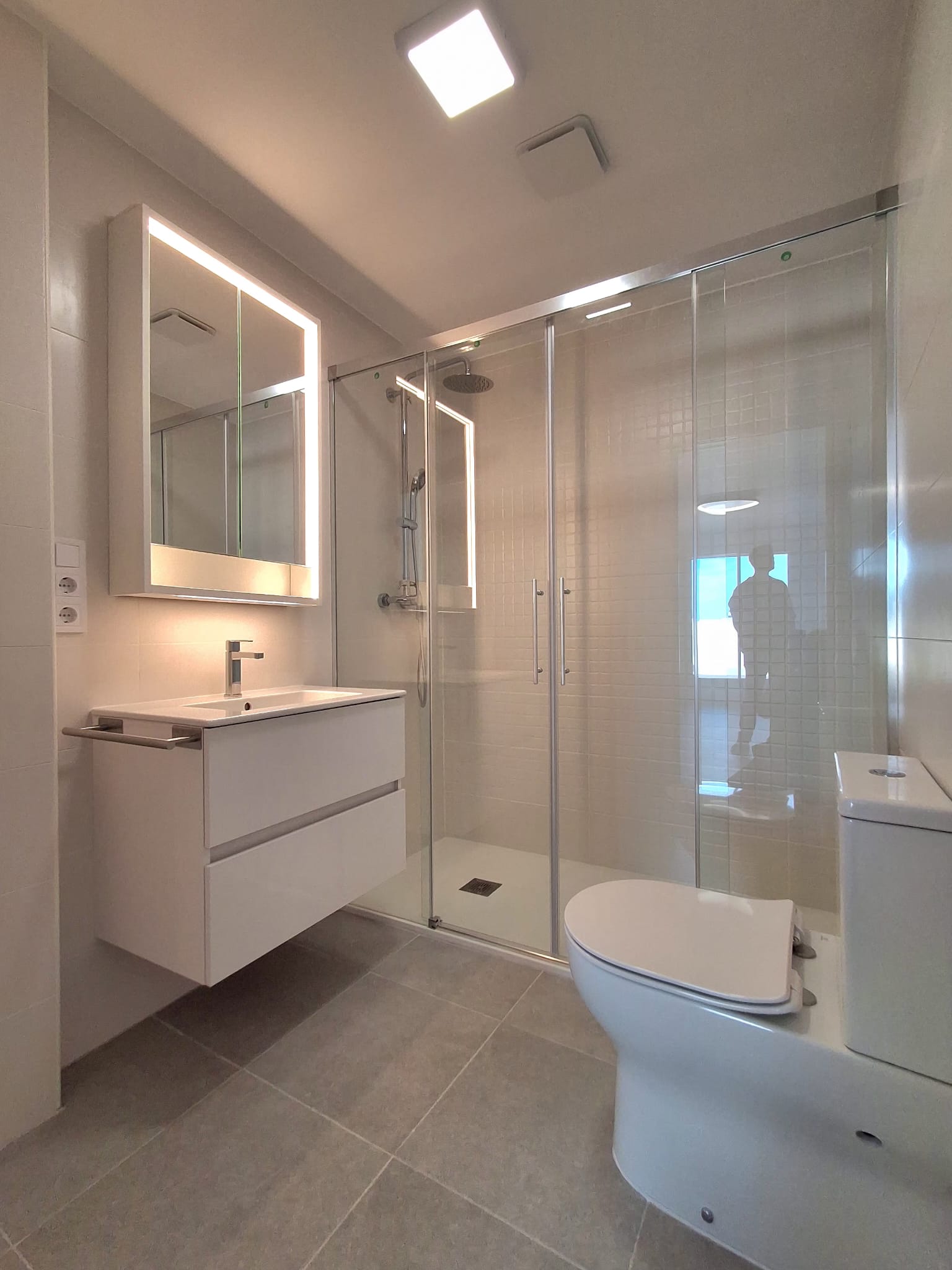 Ático con una gran terraza de dos habitaciones y dos baños. València. 
