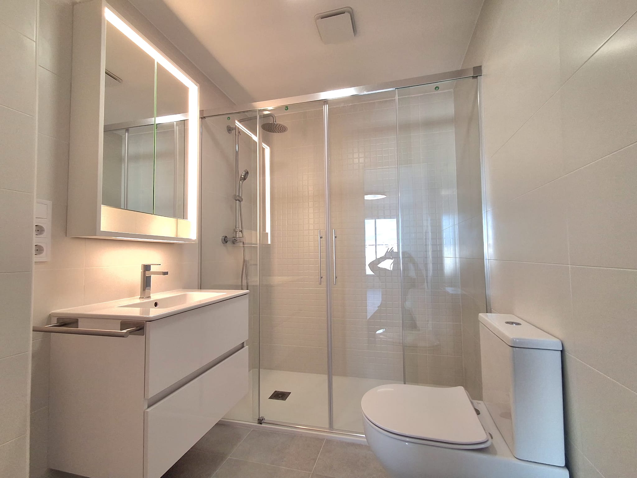 Ático con una gran terraza de dos habitaciones y dos baños. València. 