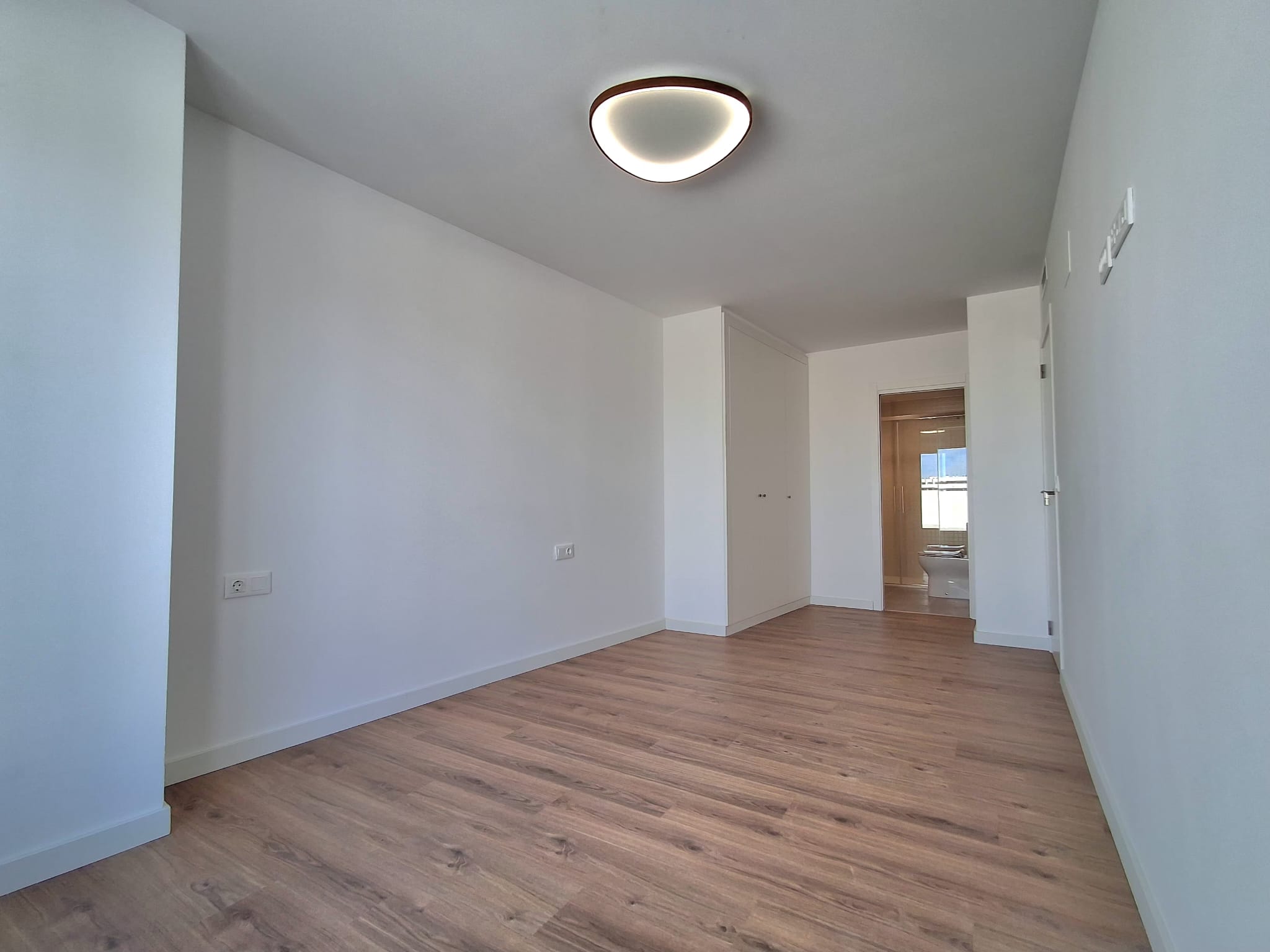 Ático con una gran terraza de dos habitaciones y dos baños. València. 