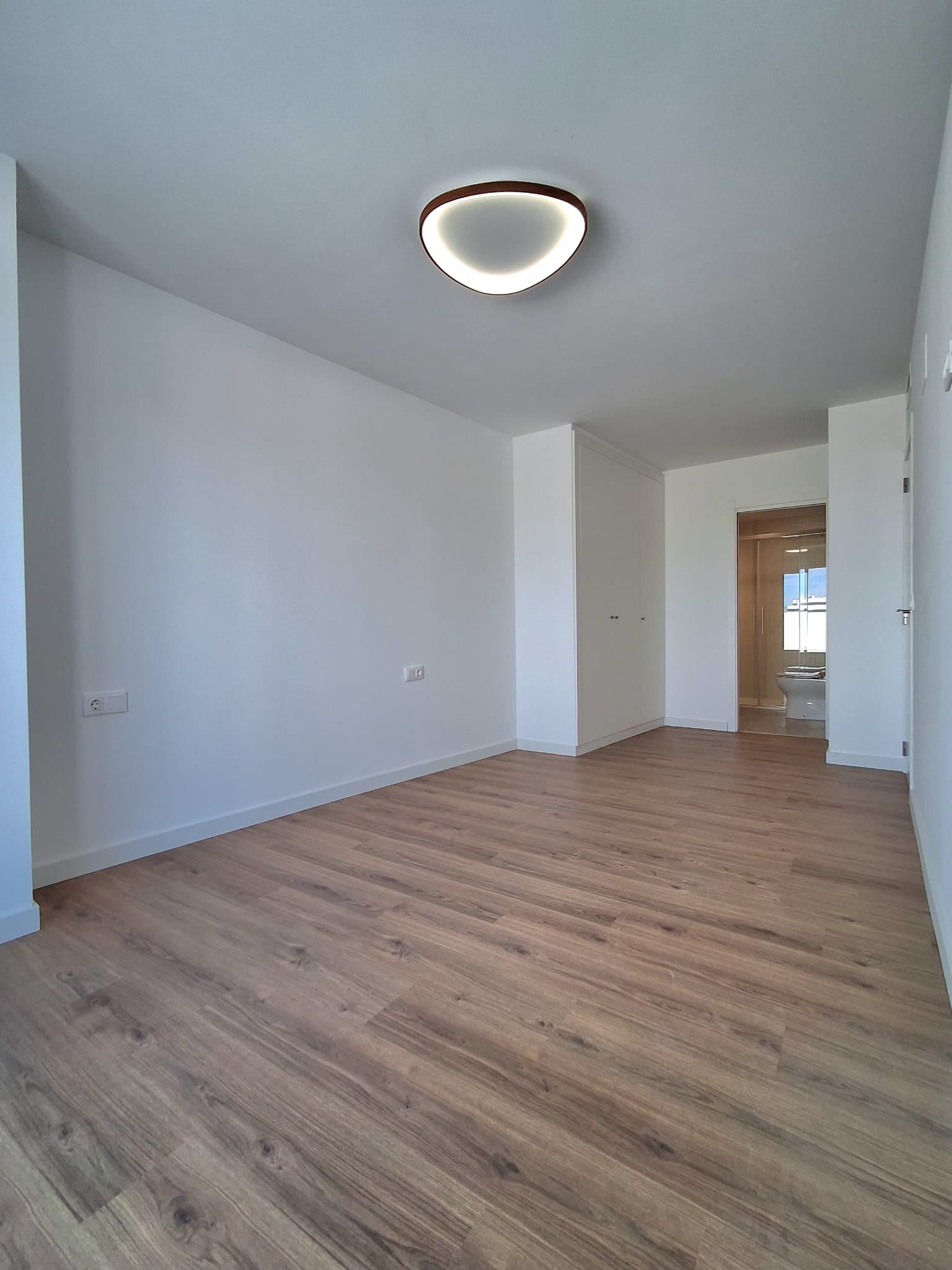 Ático con una gran terraza de dos habitaciones y dos baños. València. 
