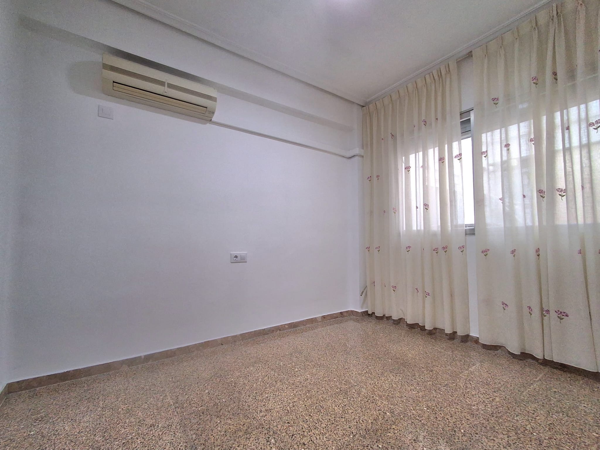 En alquiler! bonita amplia y luminosa vivienda en el barrio de Nazaret, València!