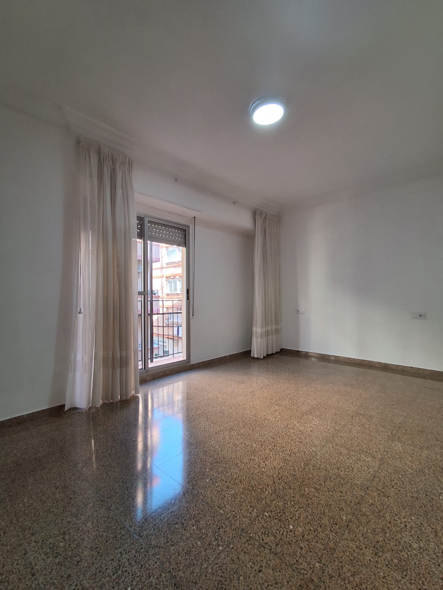 En alquiler! bonita amplia y luminosa vivienda en el barrio de Nazaret, València!