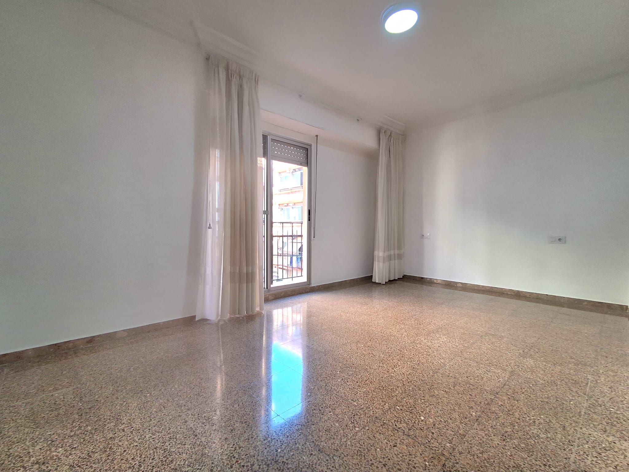 En alquiler! bonita amplia y luminosa vivienda en el barrio de Nazaret, València!