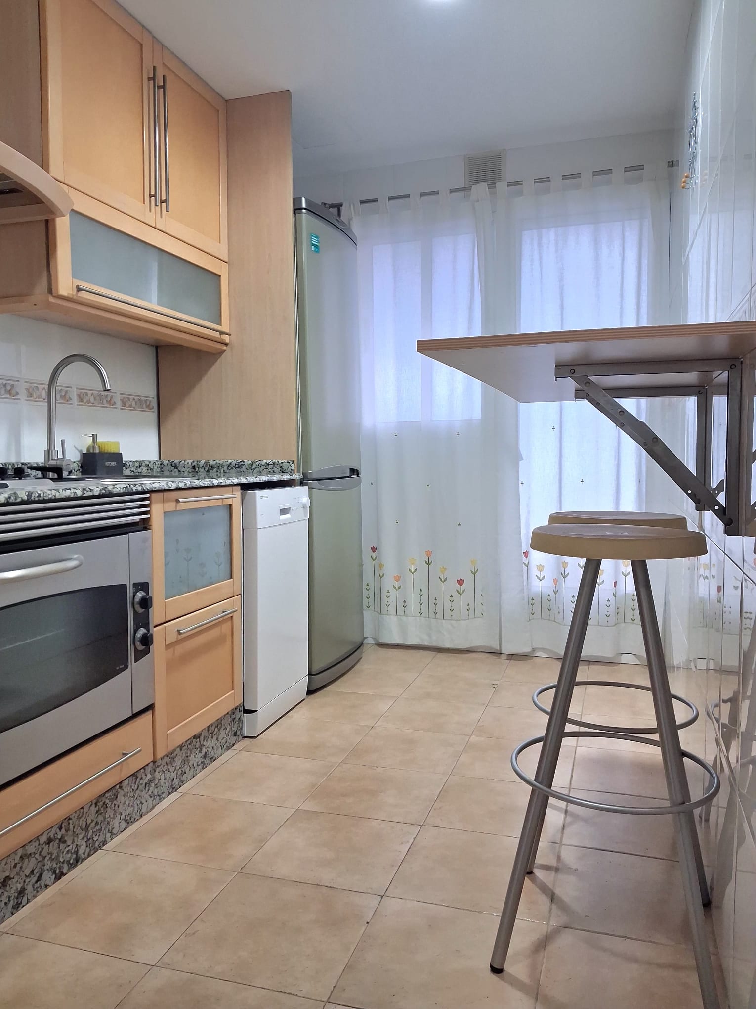 À louer, logement lumineux et ensoleillé au centre de Russafa. Valence.