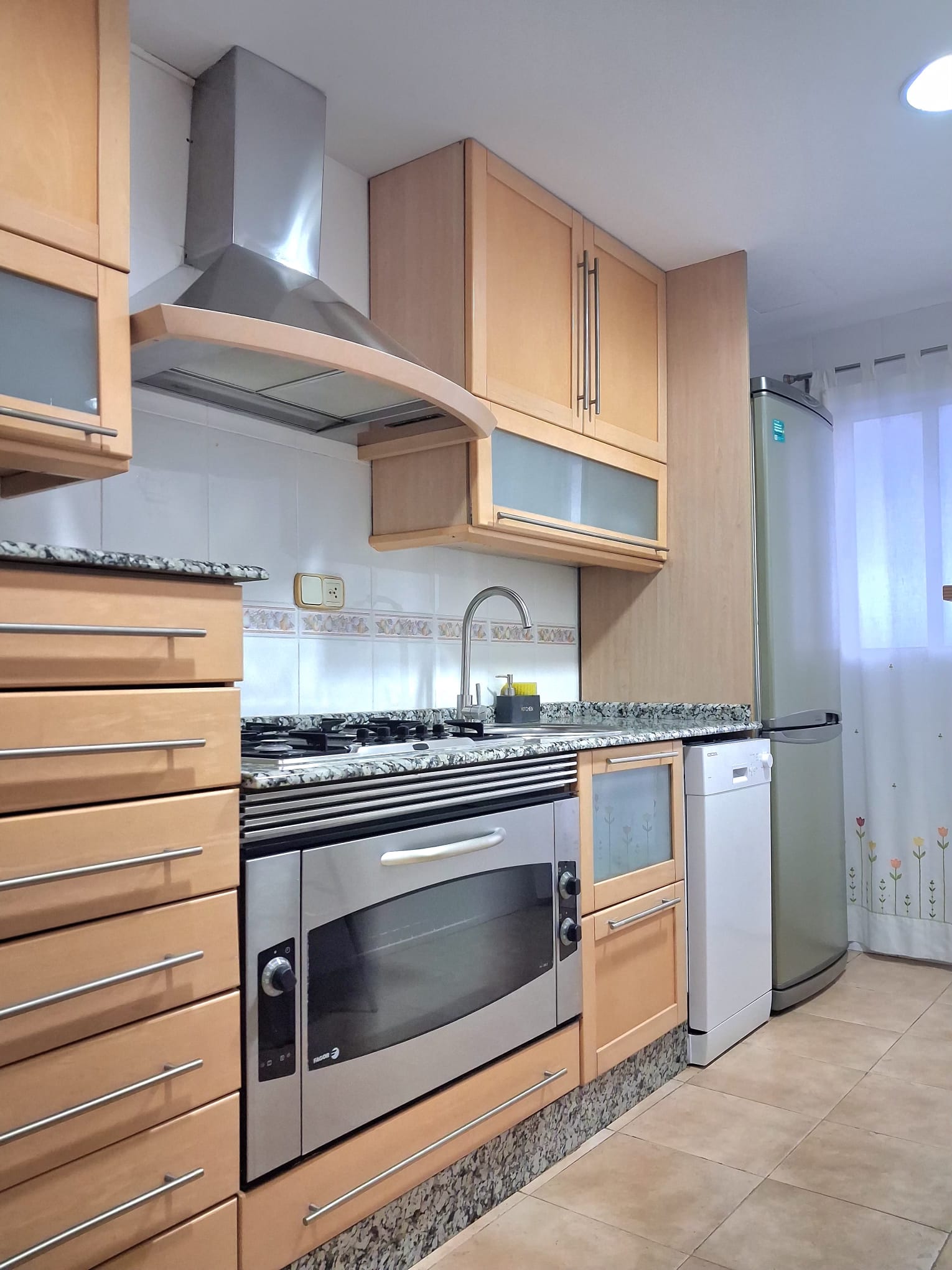 À louer, logement lumineux et ensoleillé au centre de Russafa. Valence.