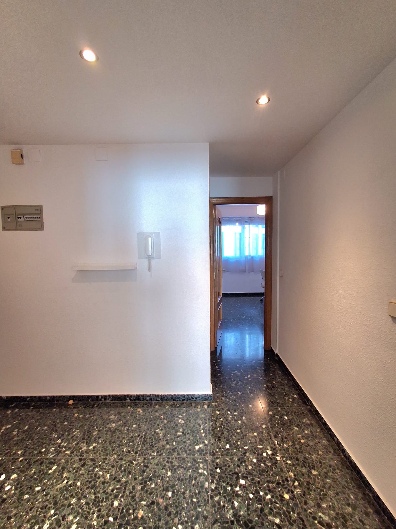 À louer, logement lumineux et ensoleillé au centre de Russafa. Valence.