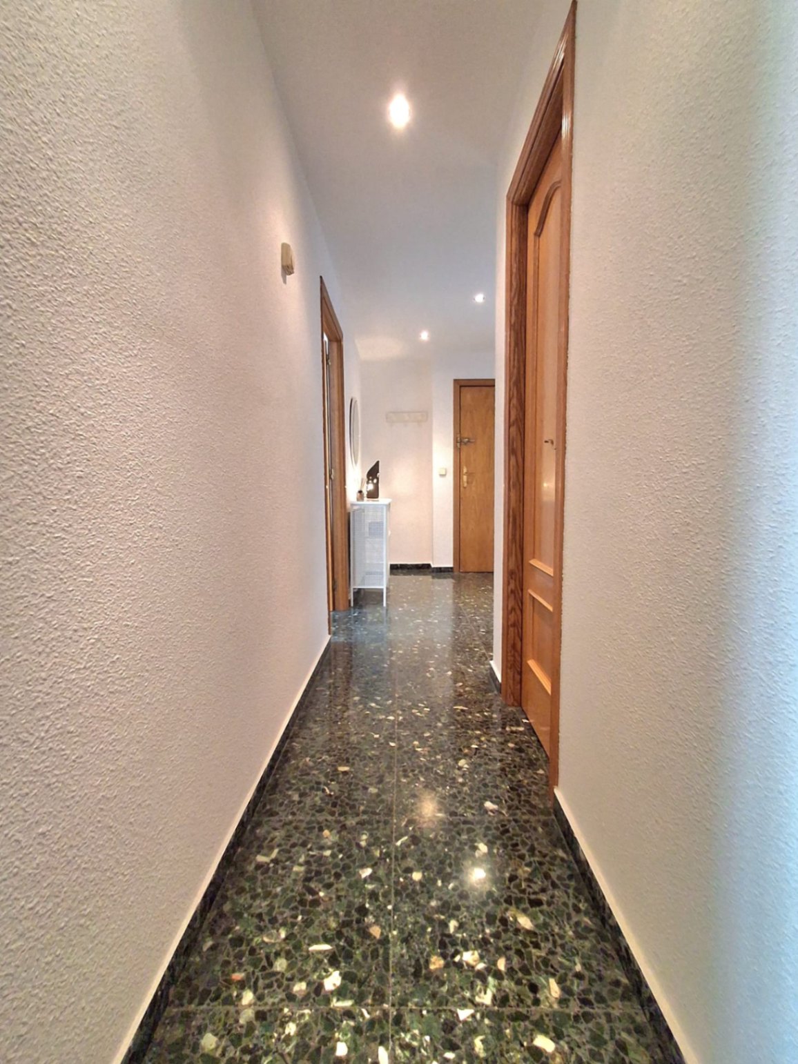 À louer, logement lumineux et ensoleillé au centre de Russafa. Valence.