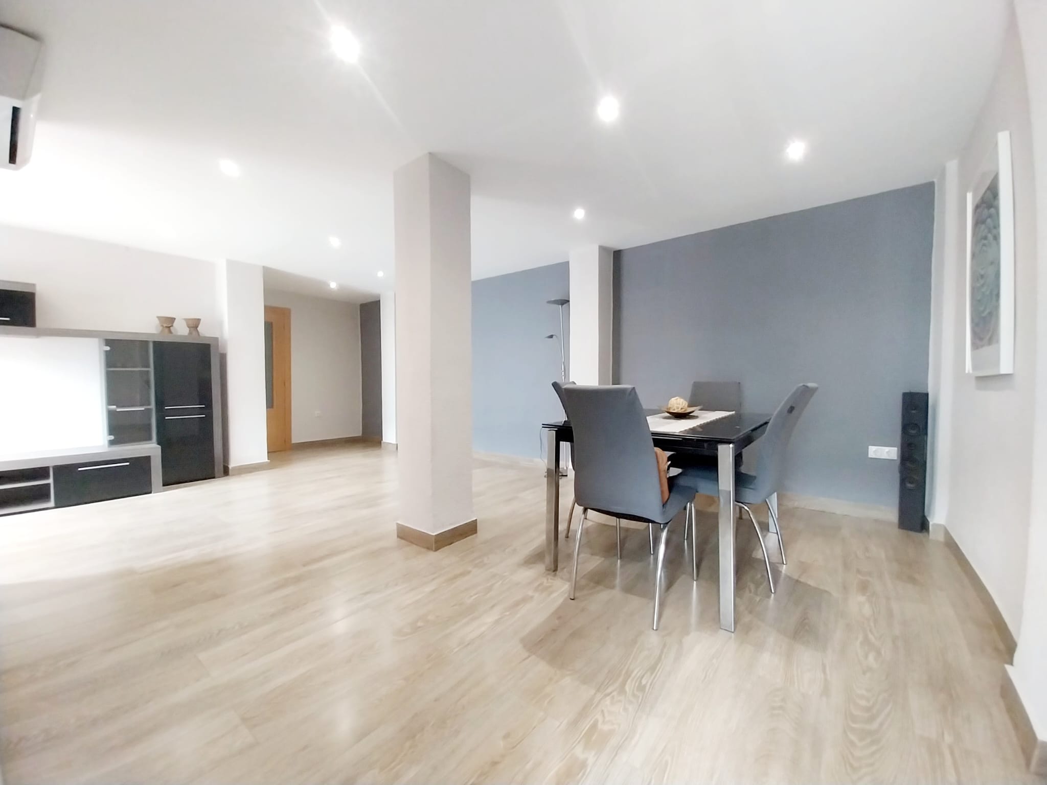 En alquiler, vivienda luminosa y exterior en el barrio de Nazaret, València.