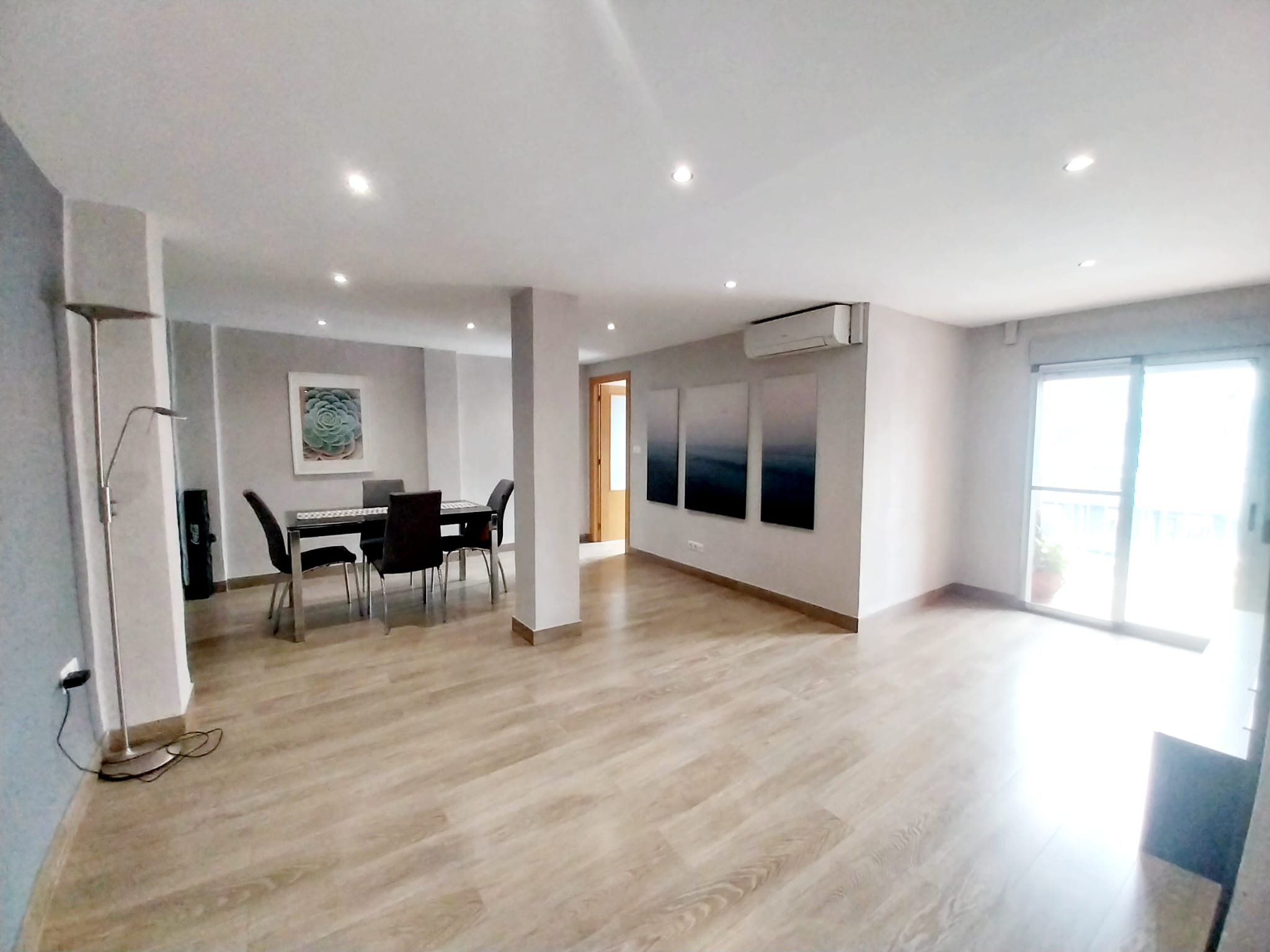 En alquiler, vivienda luminosa y exterior en el barrio de Nazaret, València.