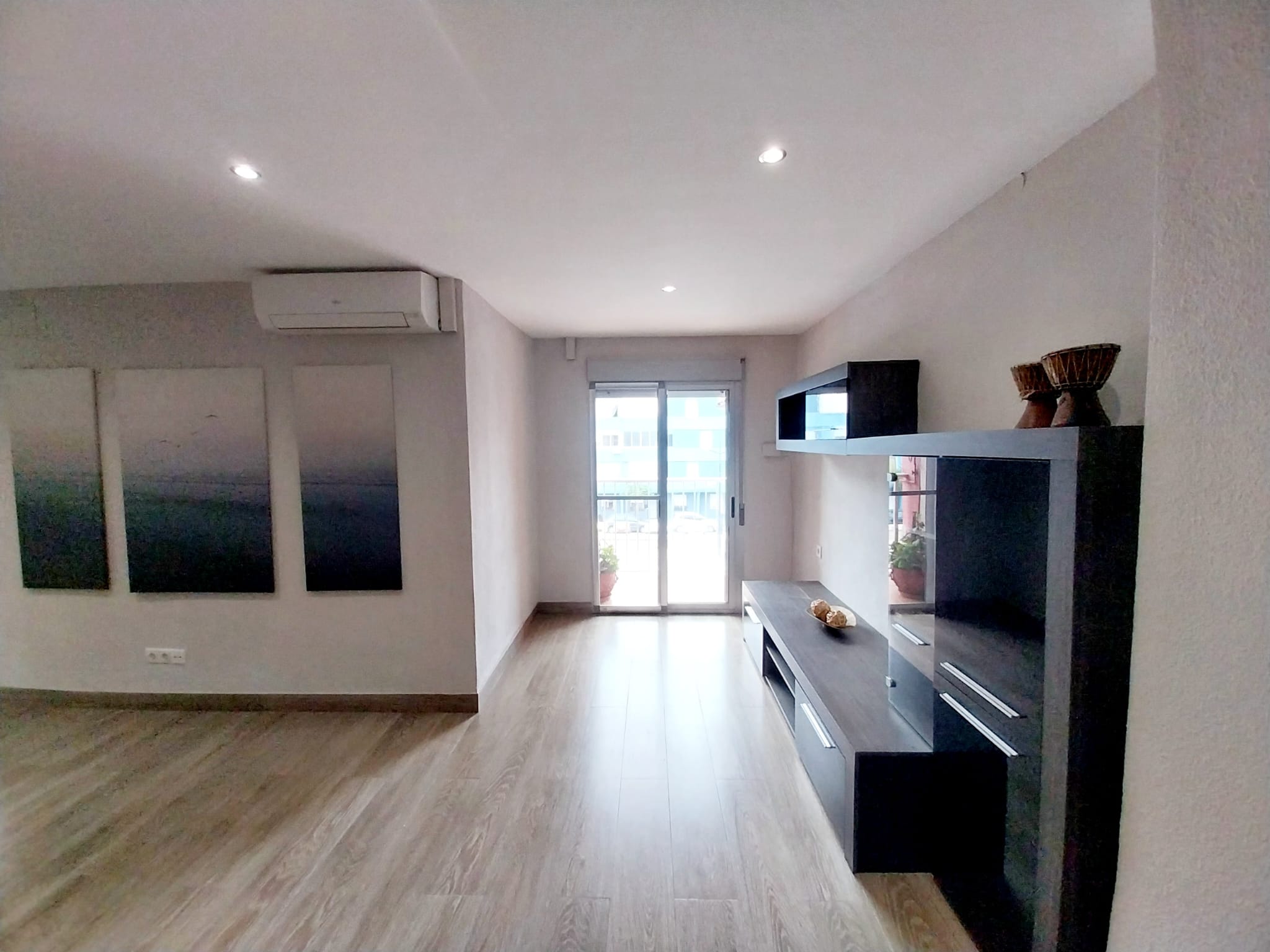 En alquiler, vivienda luminosa y exterior en el barrio de Nazaret, València.
