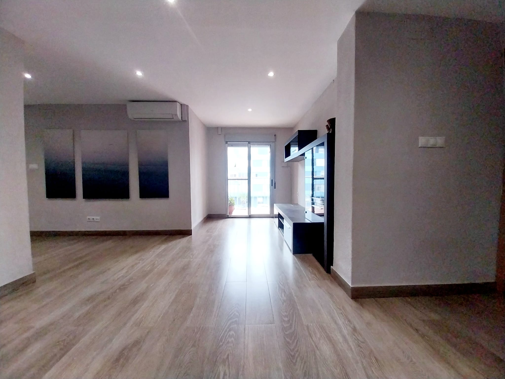 En alquiler, vivienda luminosa y exterior en el barrio de Nazaret, València.