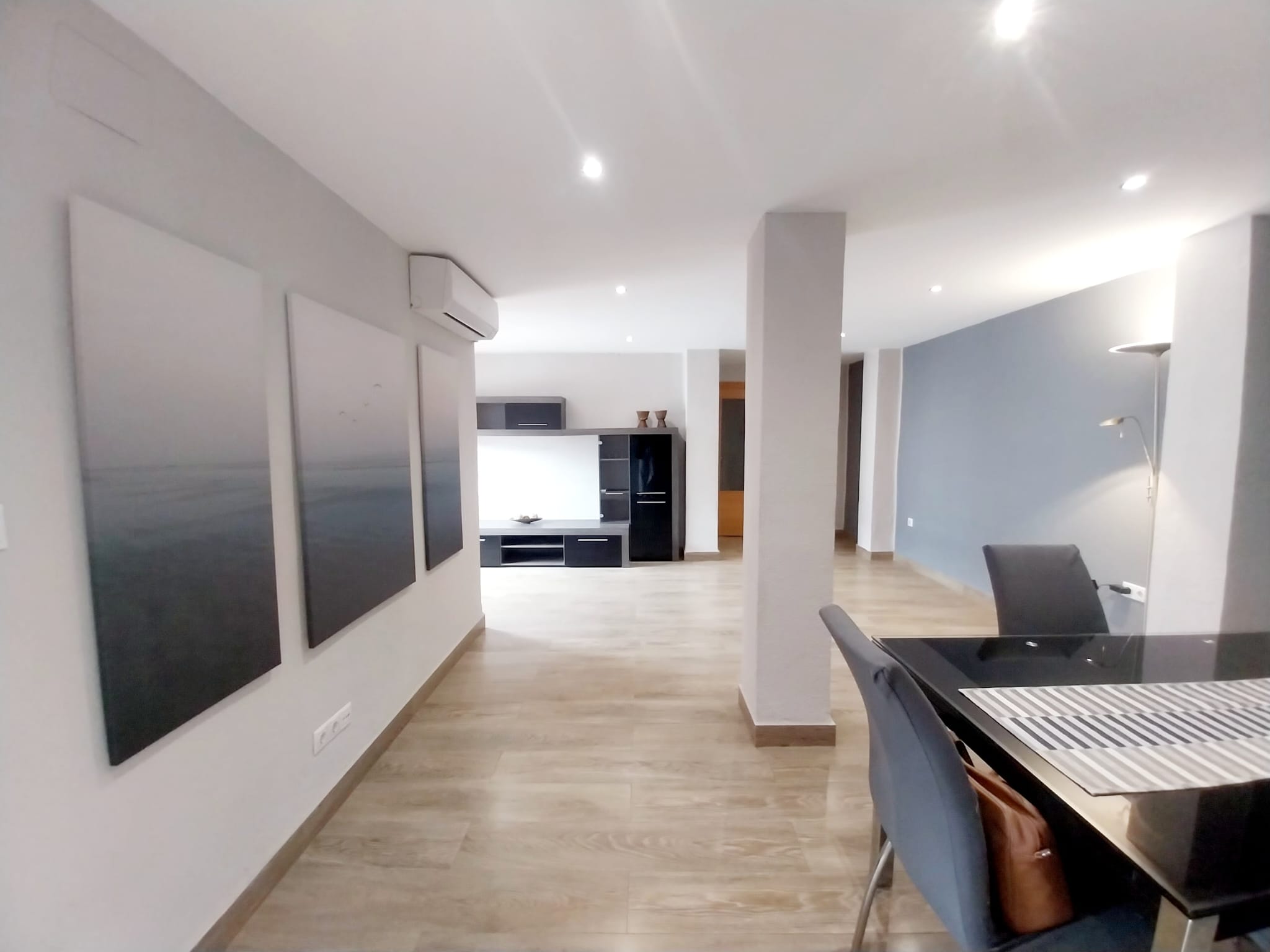 En alquiler, vivienda luminosa y exterior en el barrio de Nazaret, València.