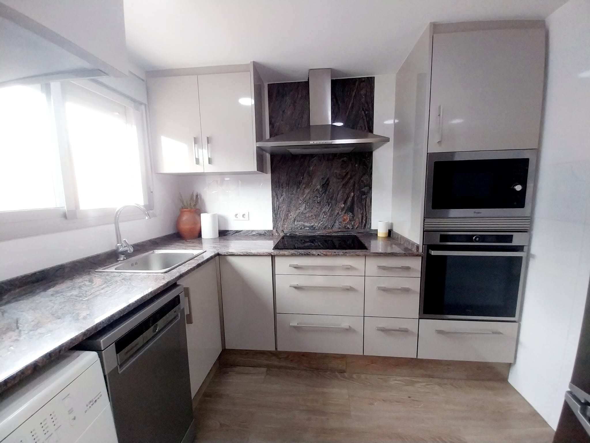 En alquiler, vivienda luminosa y exterior en el barrio de Nazaret, València.