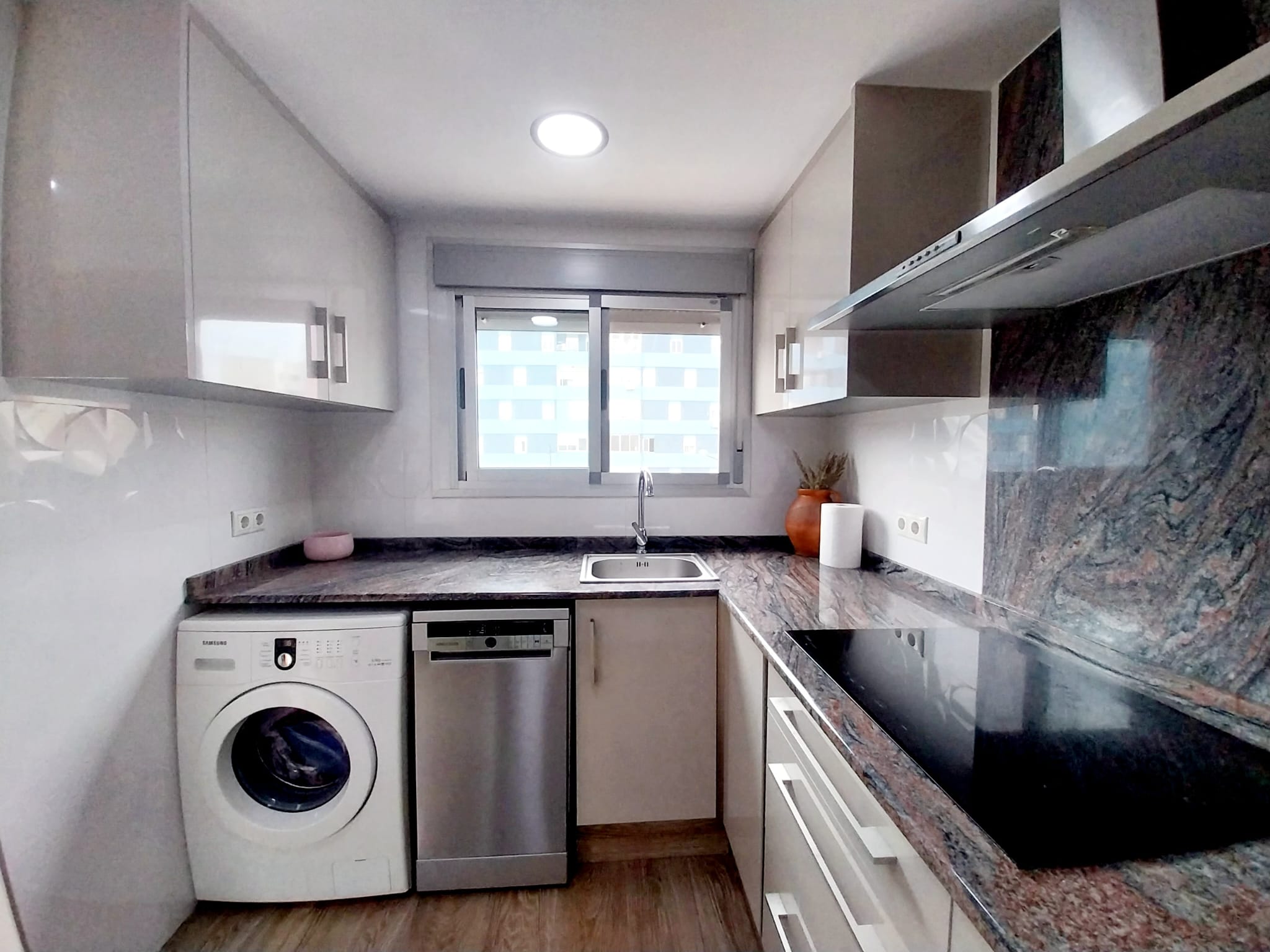 En alquiler, vivienda luminosa y exterior en el barrio de Nazaret, València.