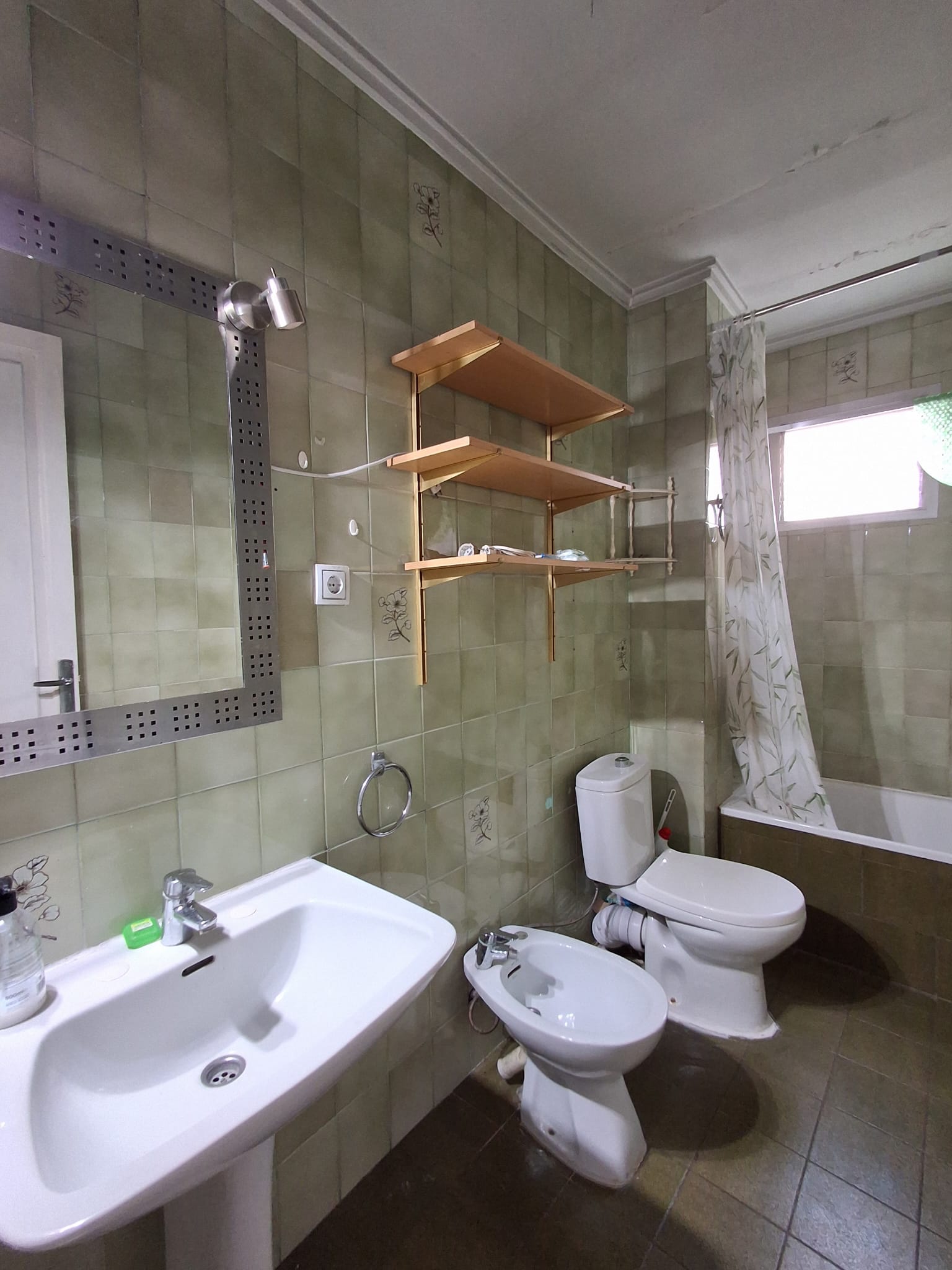 En Monteolivete, València, amplia y luminosa vivienda o con terraza !