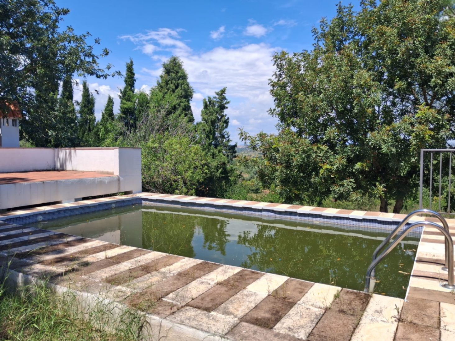 En Fuente Manes, Montserrat! chalet con piscina sobre amplia parcela. Rústico