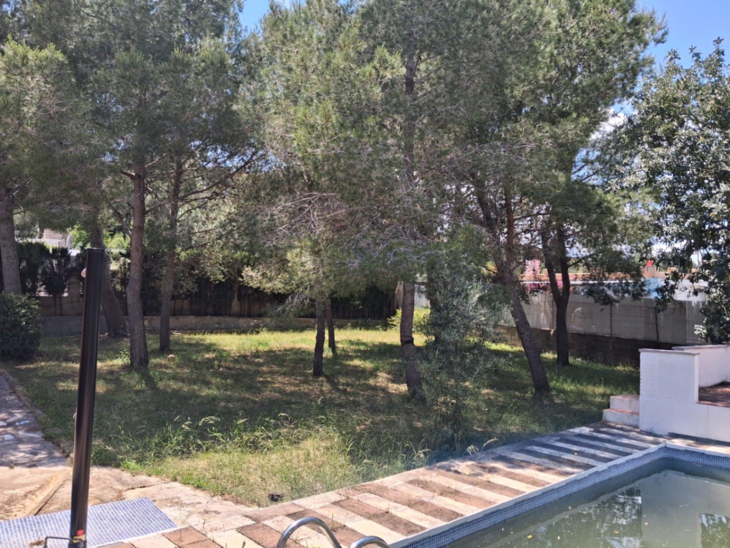 En Fuente Manes, Montserrat! chalet con piscina sobre amplia parcela. Rústico
