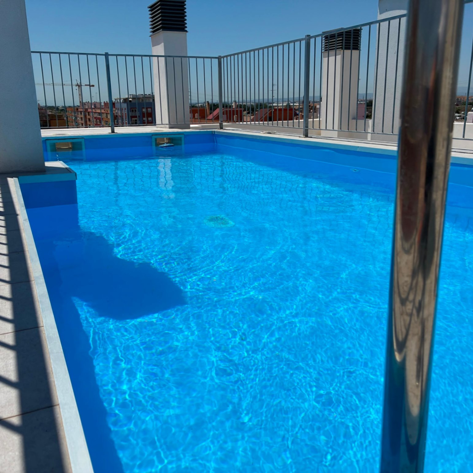 Ático con una gran terraza de dos habitaciones y dos baños. València. 