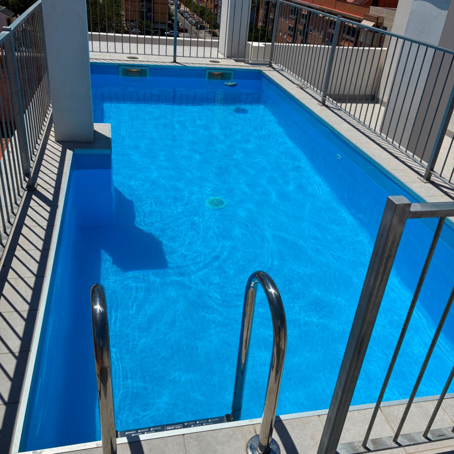 Ático con una gran terraza de dos habitaciones y dos baños. València. 