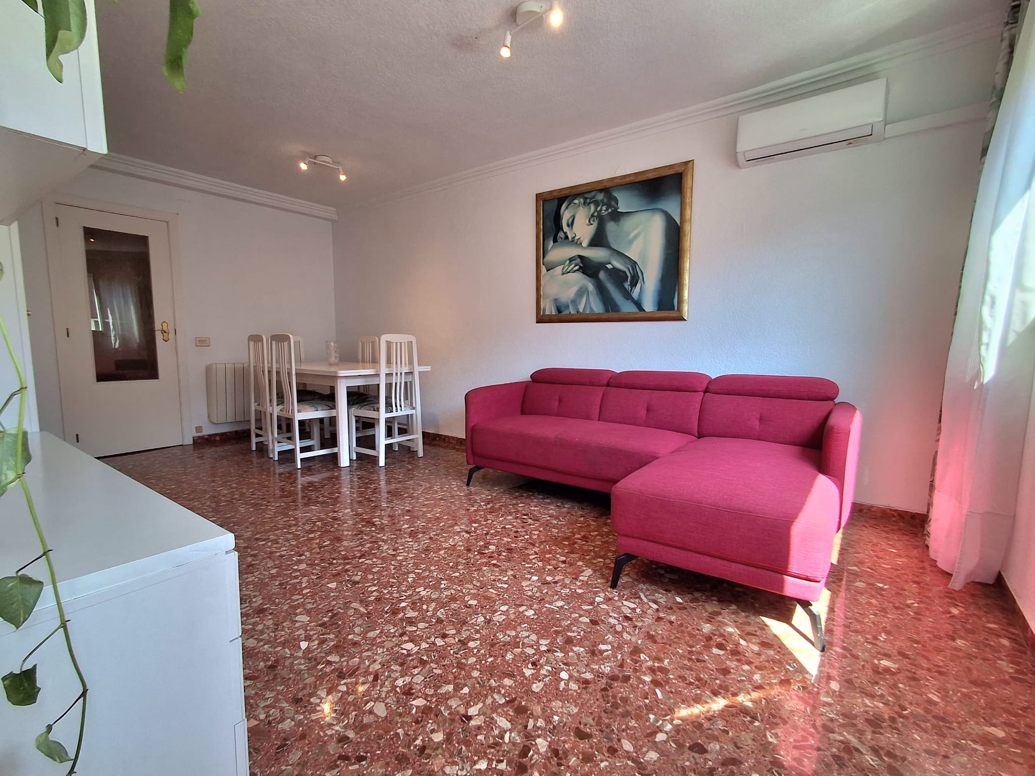 Three Crosses-Valencia. Fantastic exterior and very bright home!!!