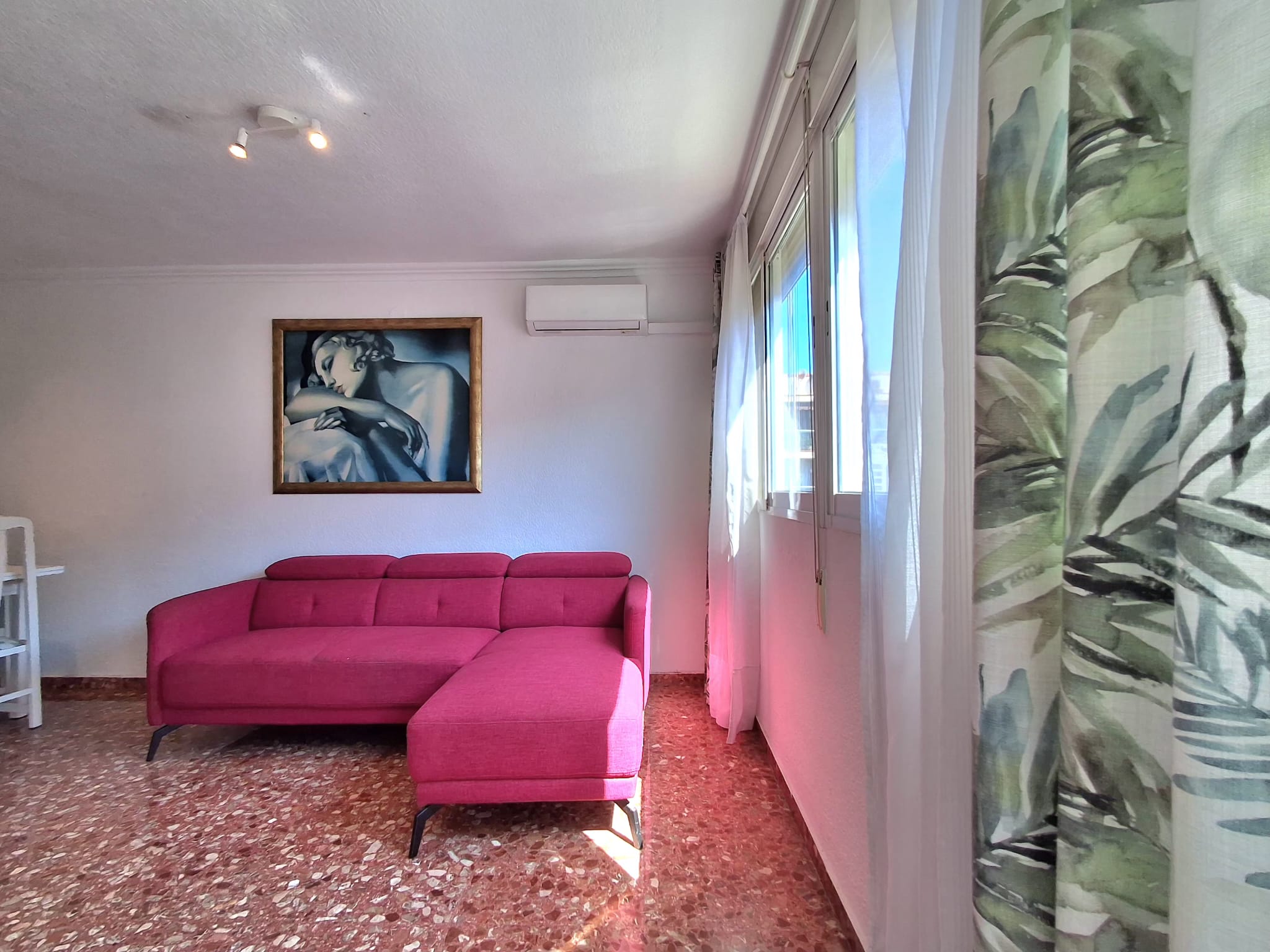 Three Crosses-Valencia. Fantastic exterior and very bright home!!!
