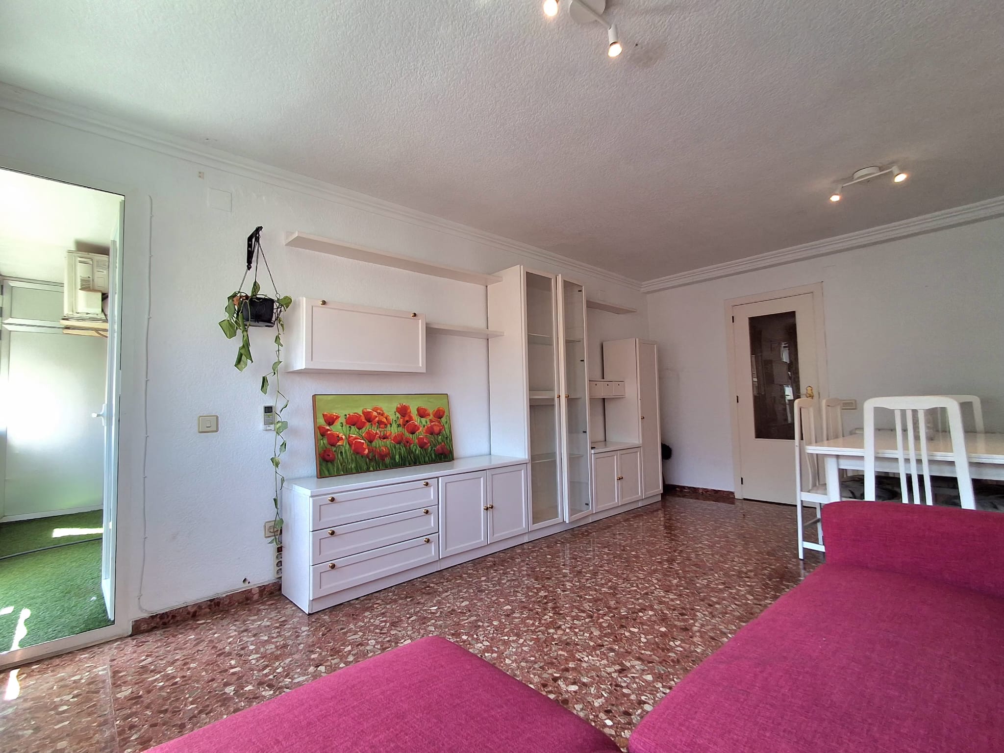 Three Crosses-Valencia. Fantastic exterior and very bright home!!!