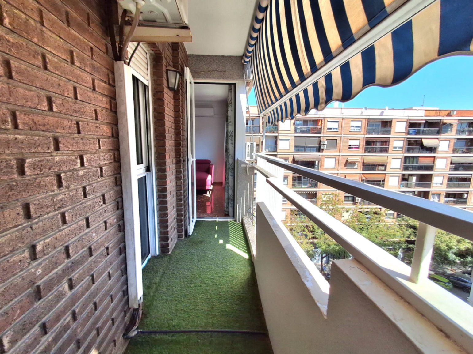 Three Crosses-Valencia. Fantastic exterior and very bright home!!!